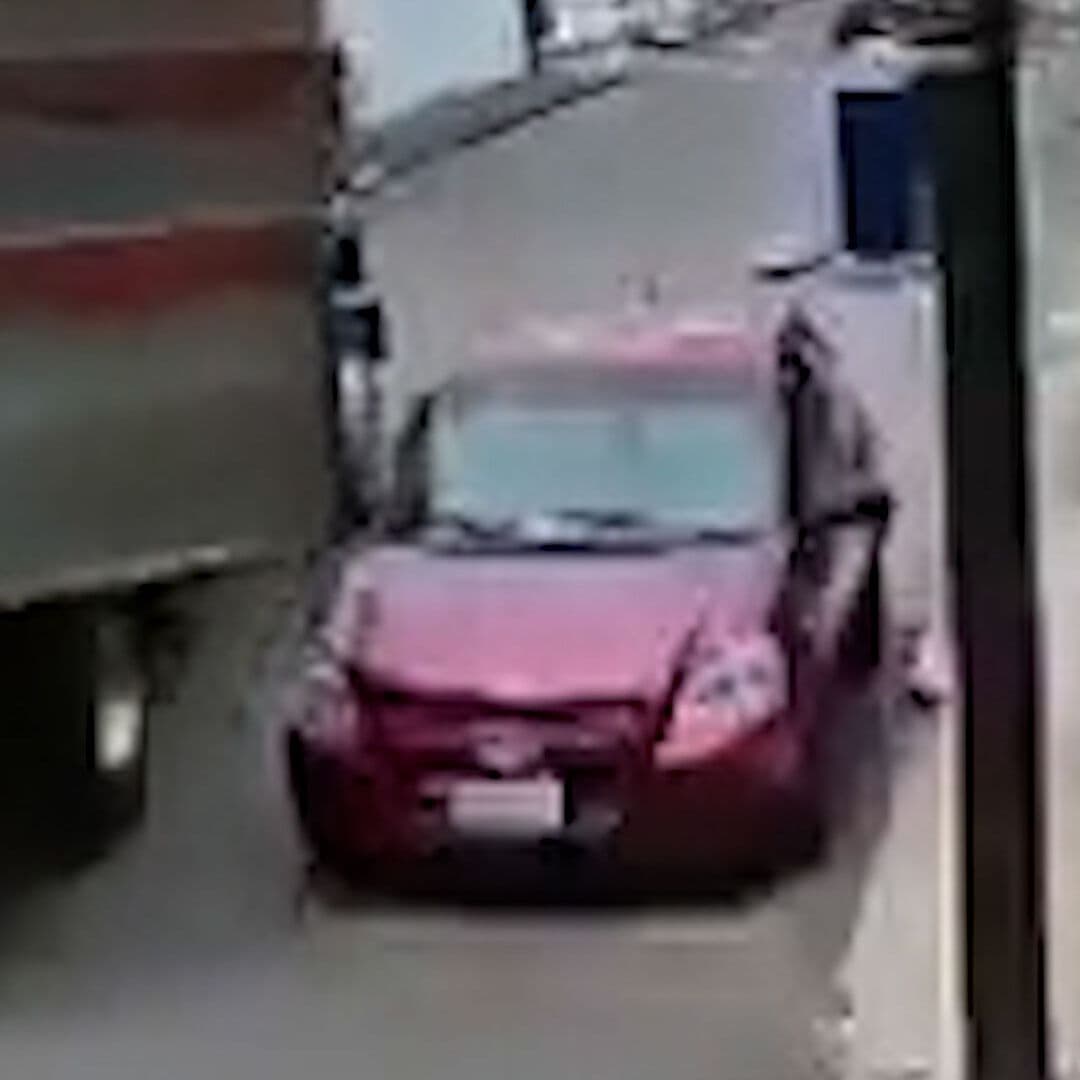 Camión Arrastra y Vuelca Auto