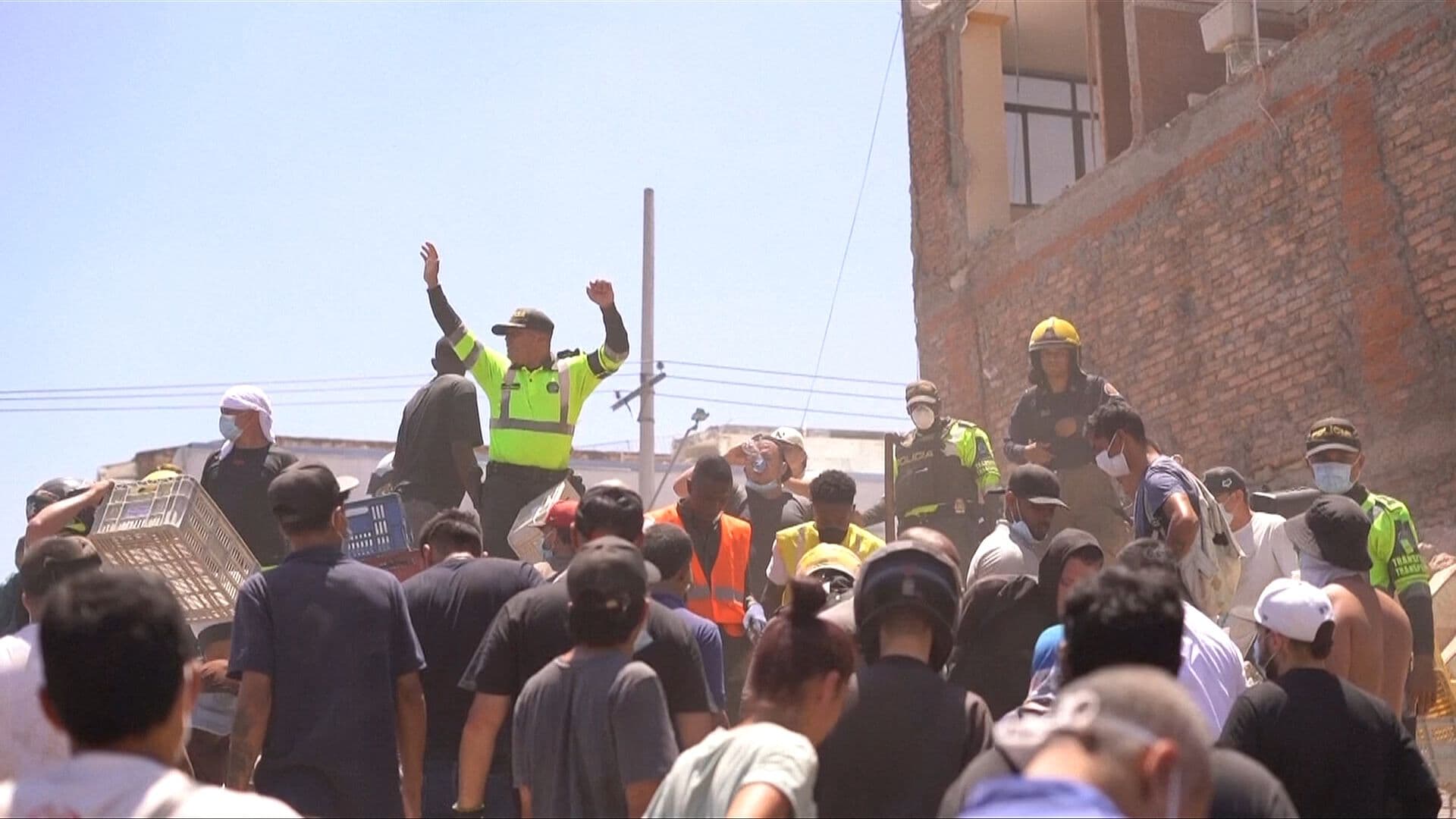 Búsqueda Contrarreloj de Sobrevivientes en Colombia por Terremoto Más Intenso en Años