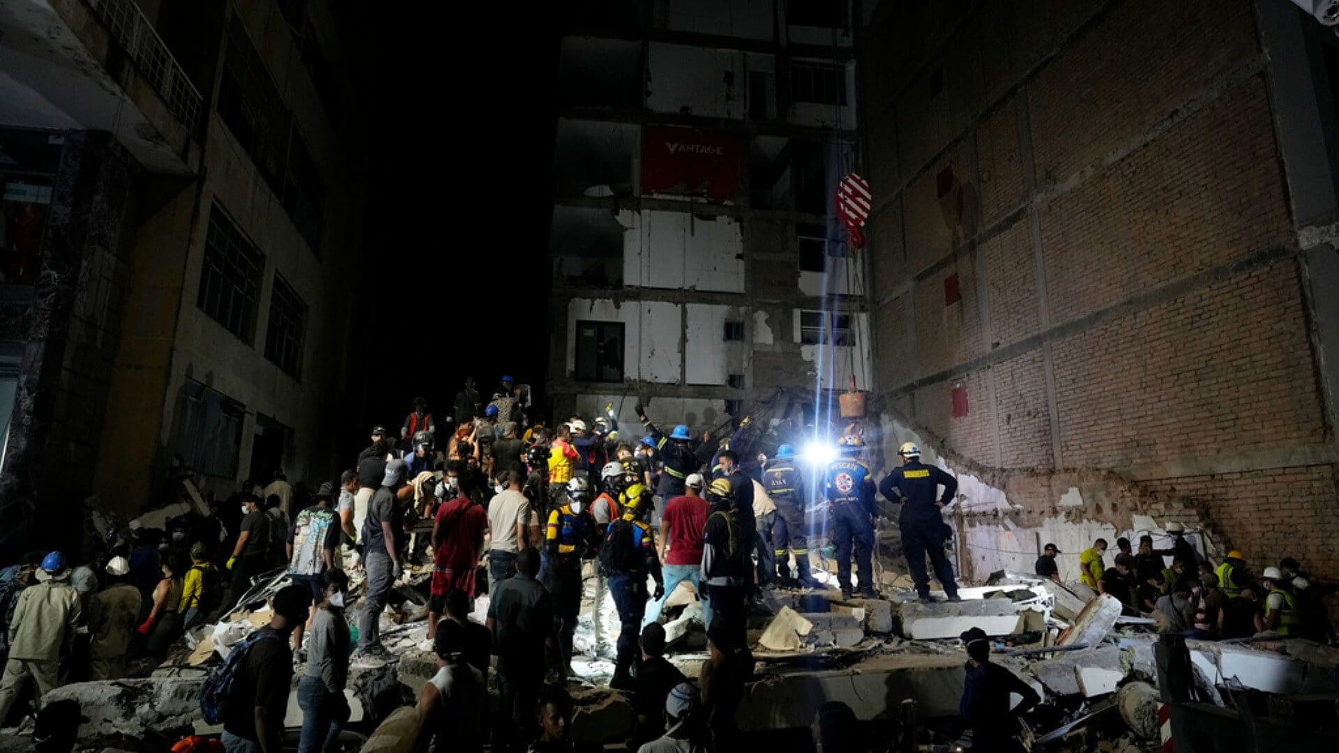 Colombia, en Emergencia Nacional por Sismo de Magnitud 7.4; Hay Decenas de Fallecidos