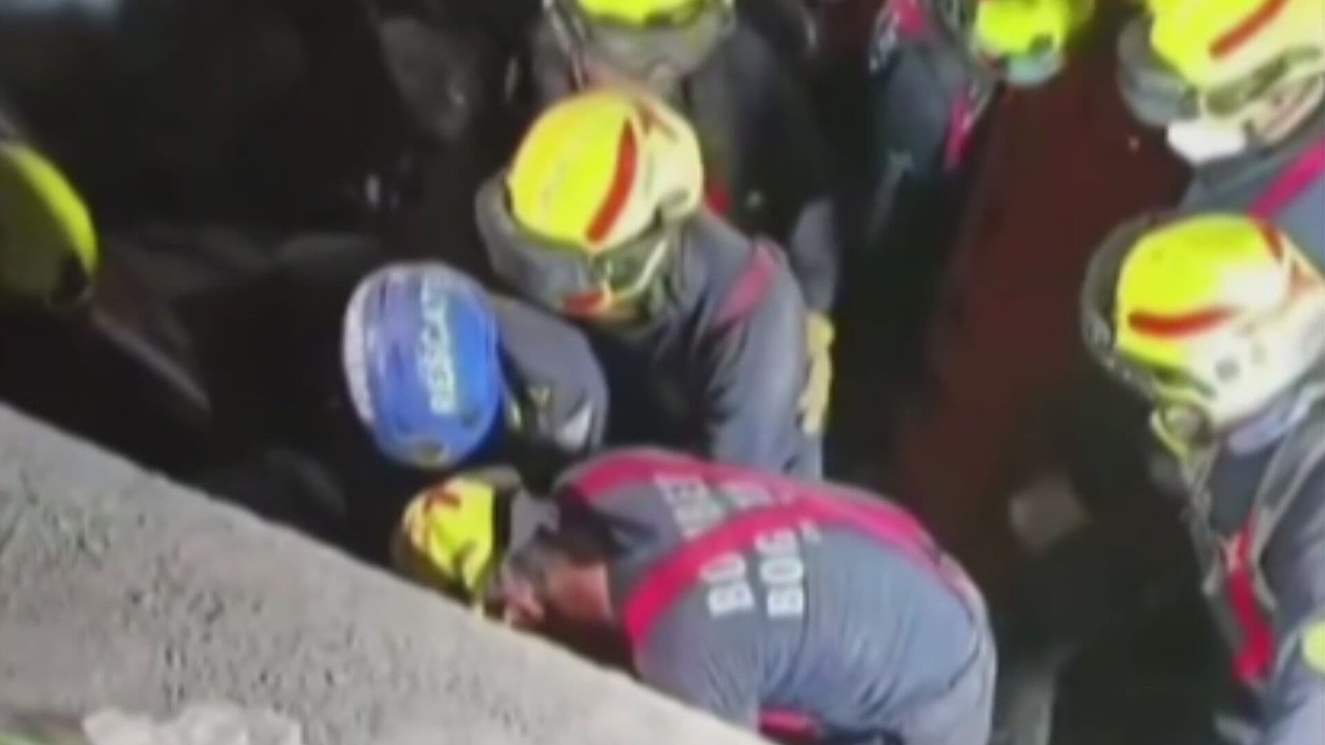 VIDEO | Entre Aplausos, Rescatan a Hombre Sepultado Bajo los Escobros en Colombia