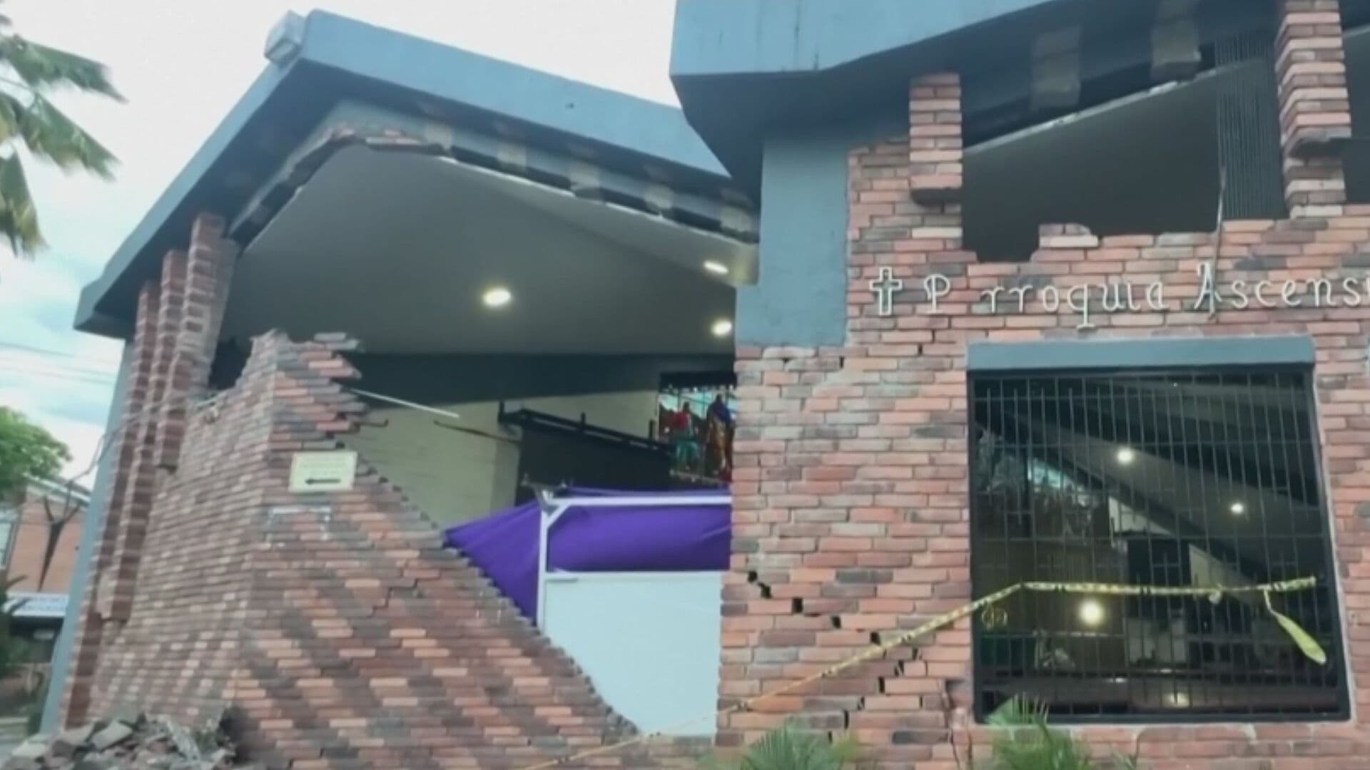 Rezan en una Iglesia Dañada por el Temblor en Colombia; Hacen un Llamado a Mantener la Fe