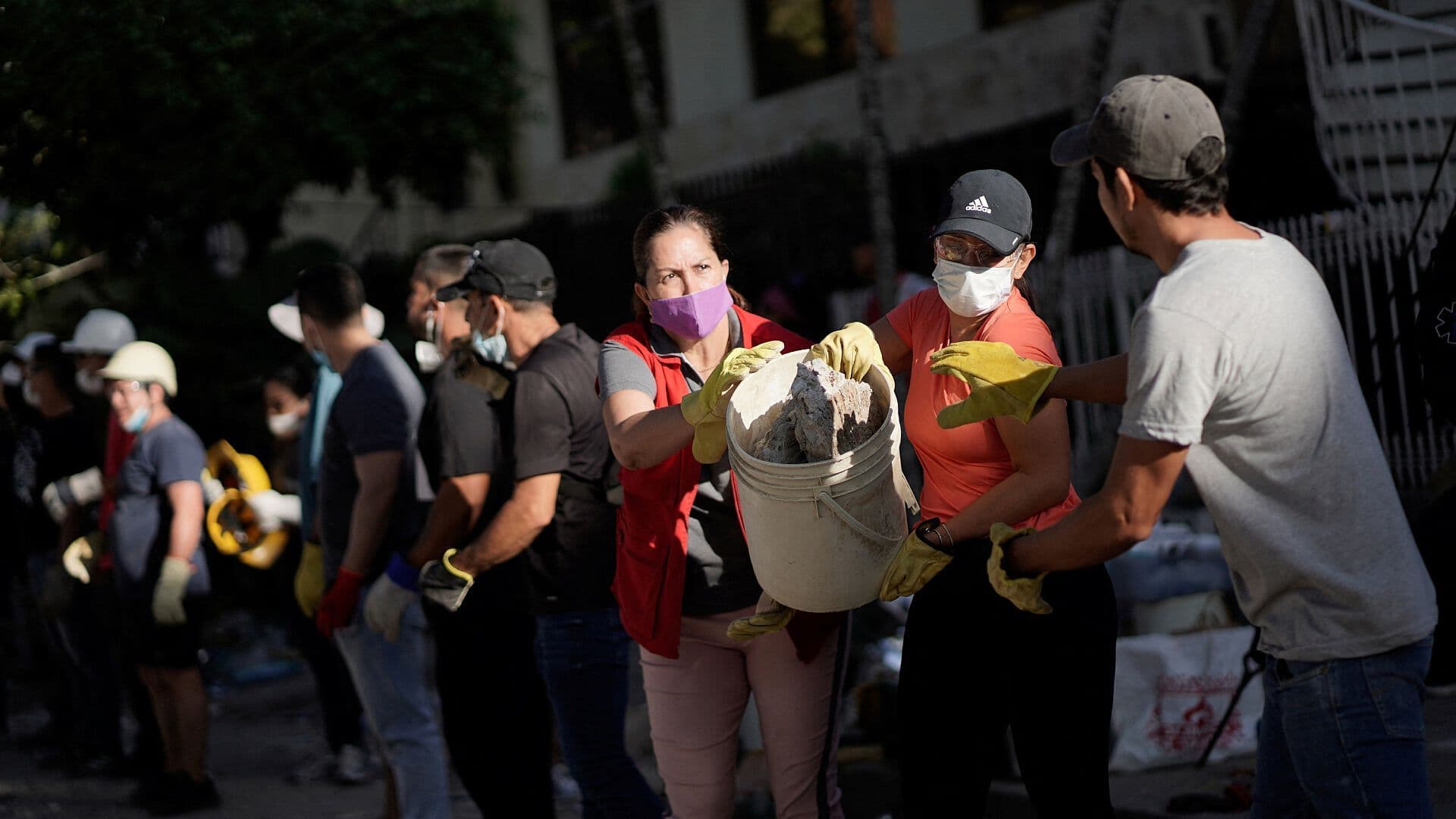 Suman 224 Muertos por Temblor en Colombia; Continúan Rescates y Remoción de Escombros