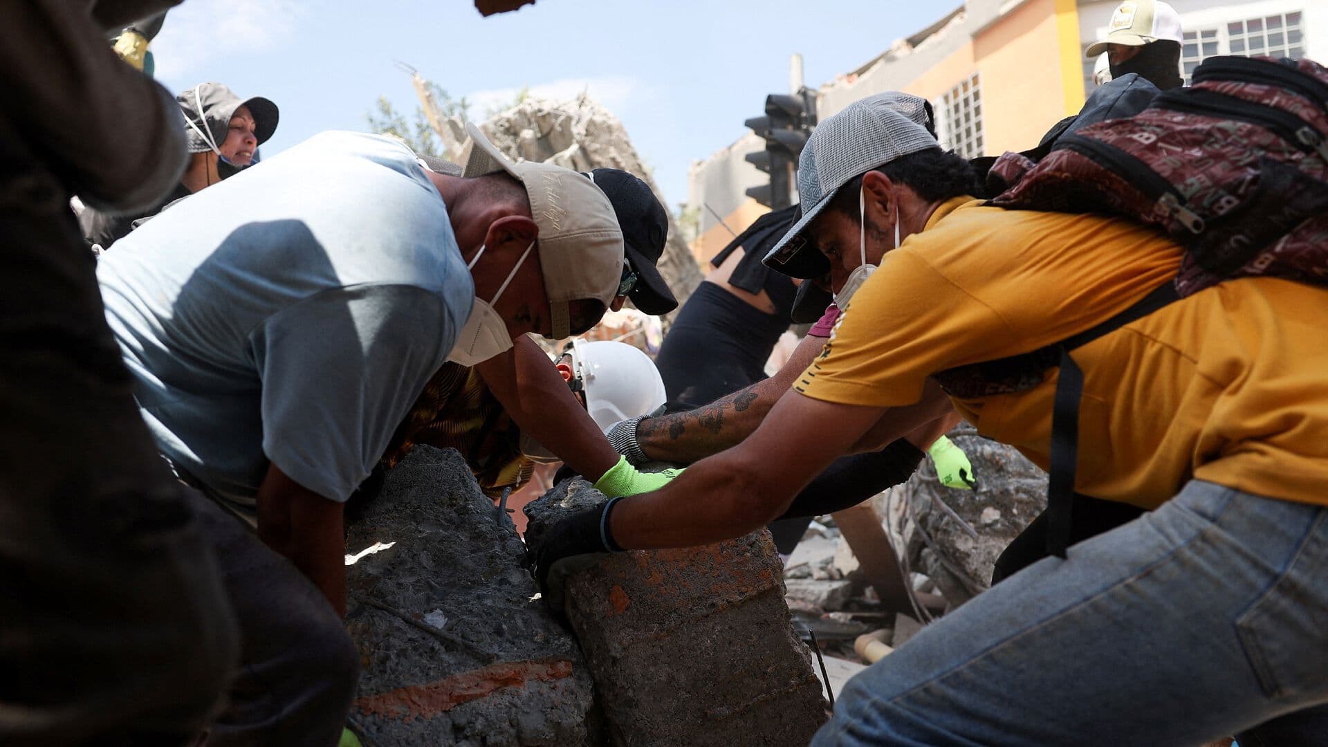 Colombianos Arriesgan su Vida al Entrar a Edificios Dañados para Recuperar sus Pertenencias tras el Sismo