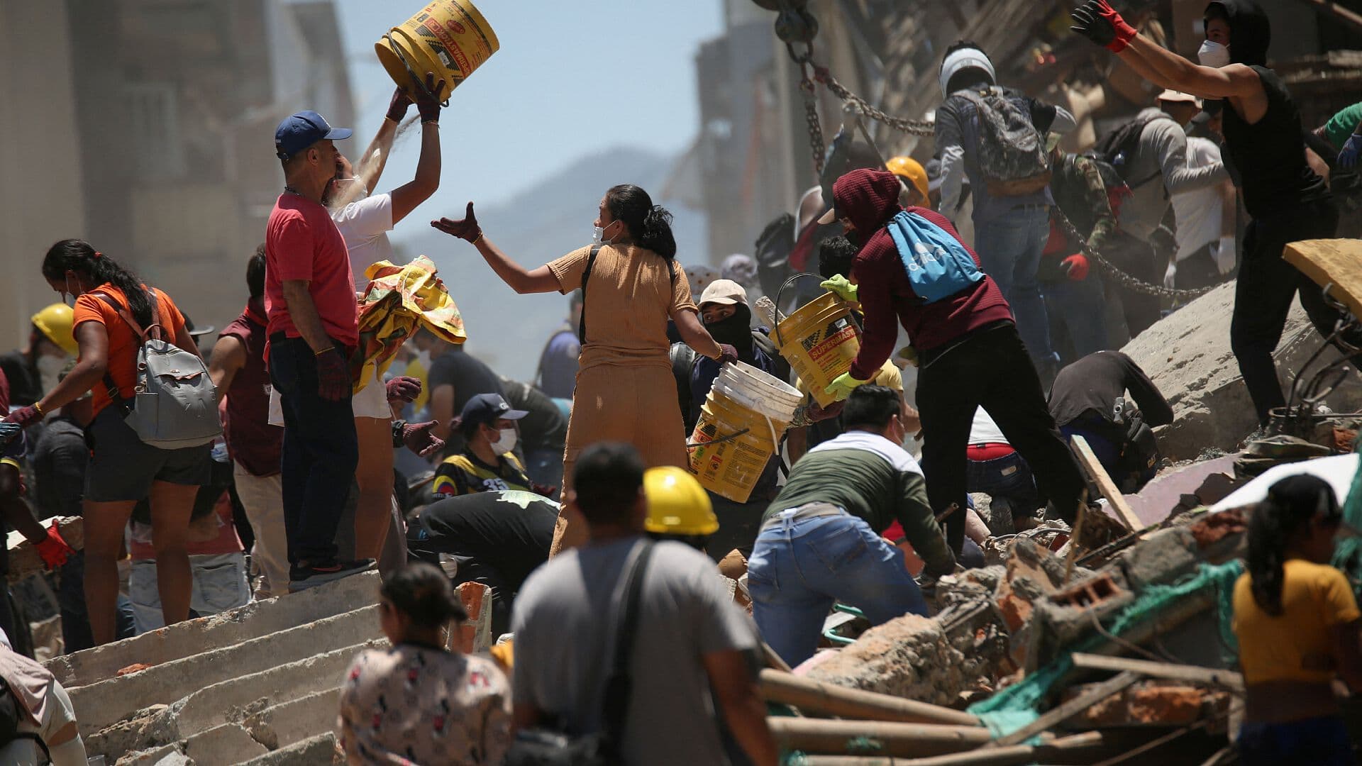 Había Miedo, Gritos y Edificios Derrumbándose; Sobreviviente Narra el Temblor en Colombia