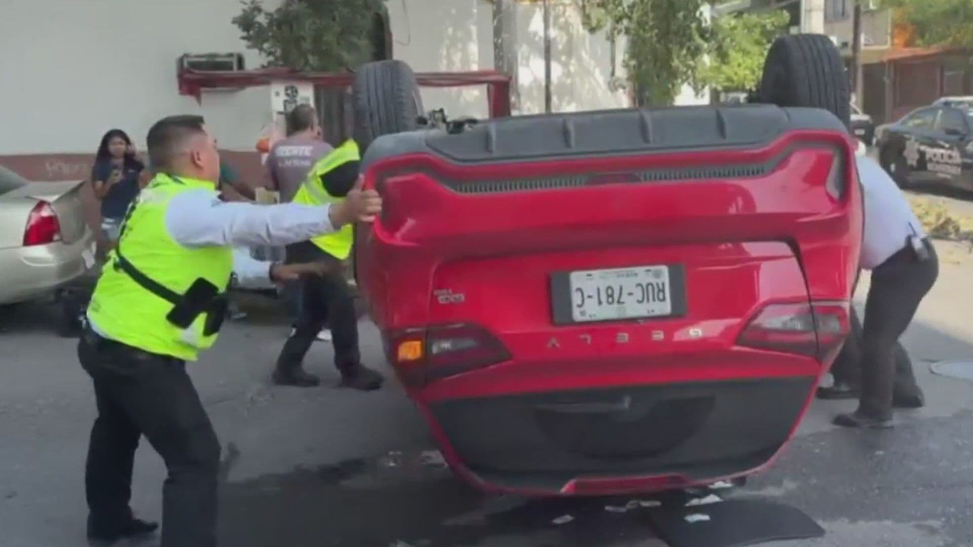 Deja Un Herido Choque y Volcadura en Calle Martín de Závala en Monterrey