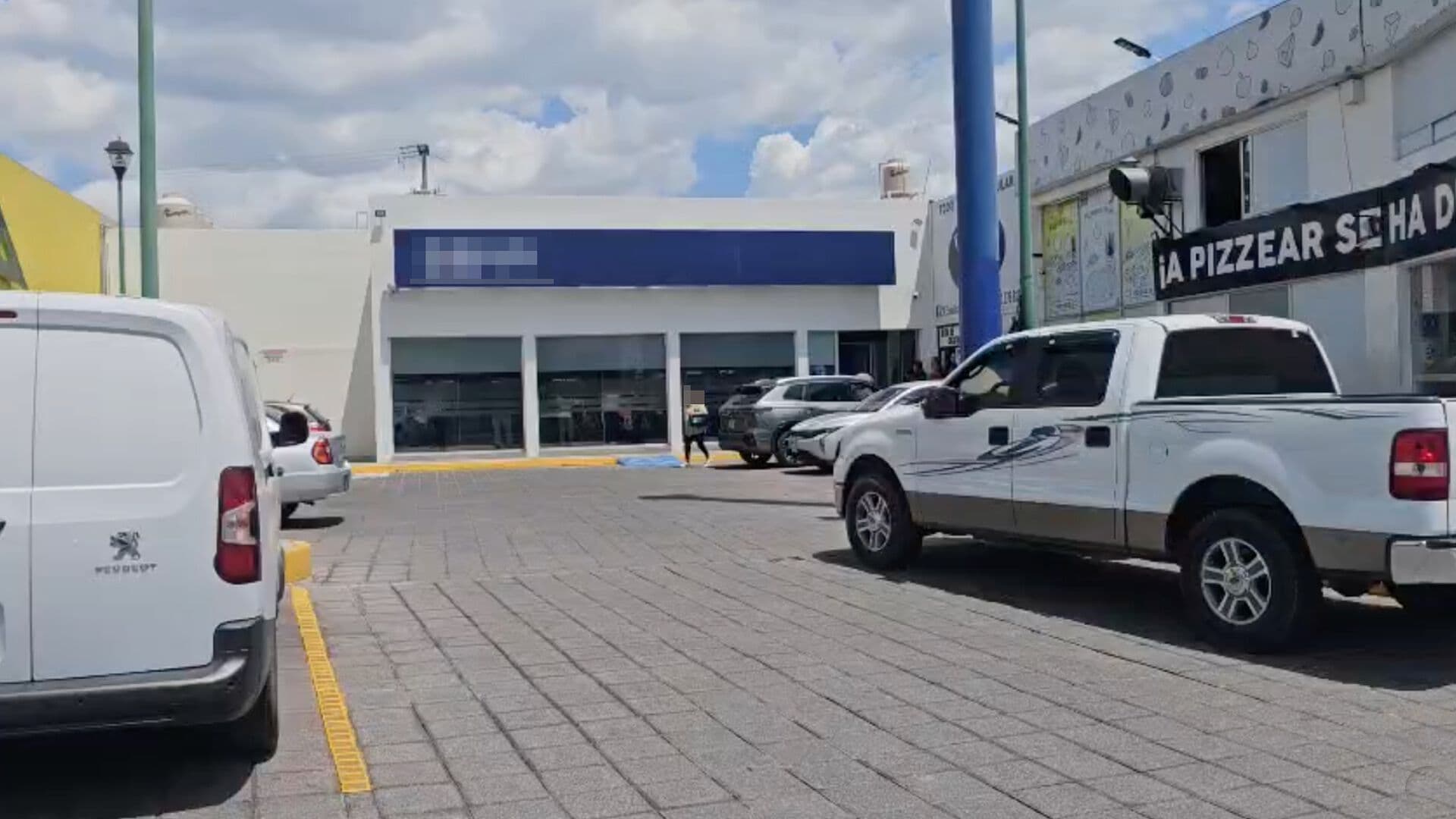 Asalto Robo Efectivo Banco BBVA Plaza Comercial Mayorazgo 11 Sur y 83 Poniente Puebla