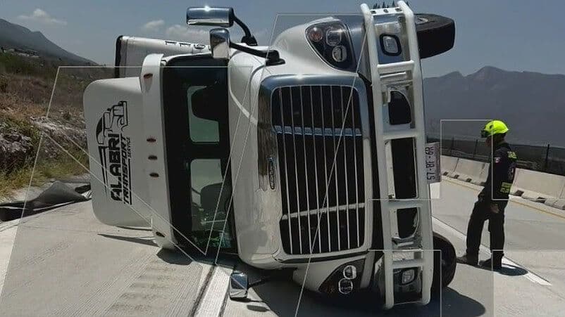 Intenta Robar Tráiler y Vuelca en Santa Catarina