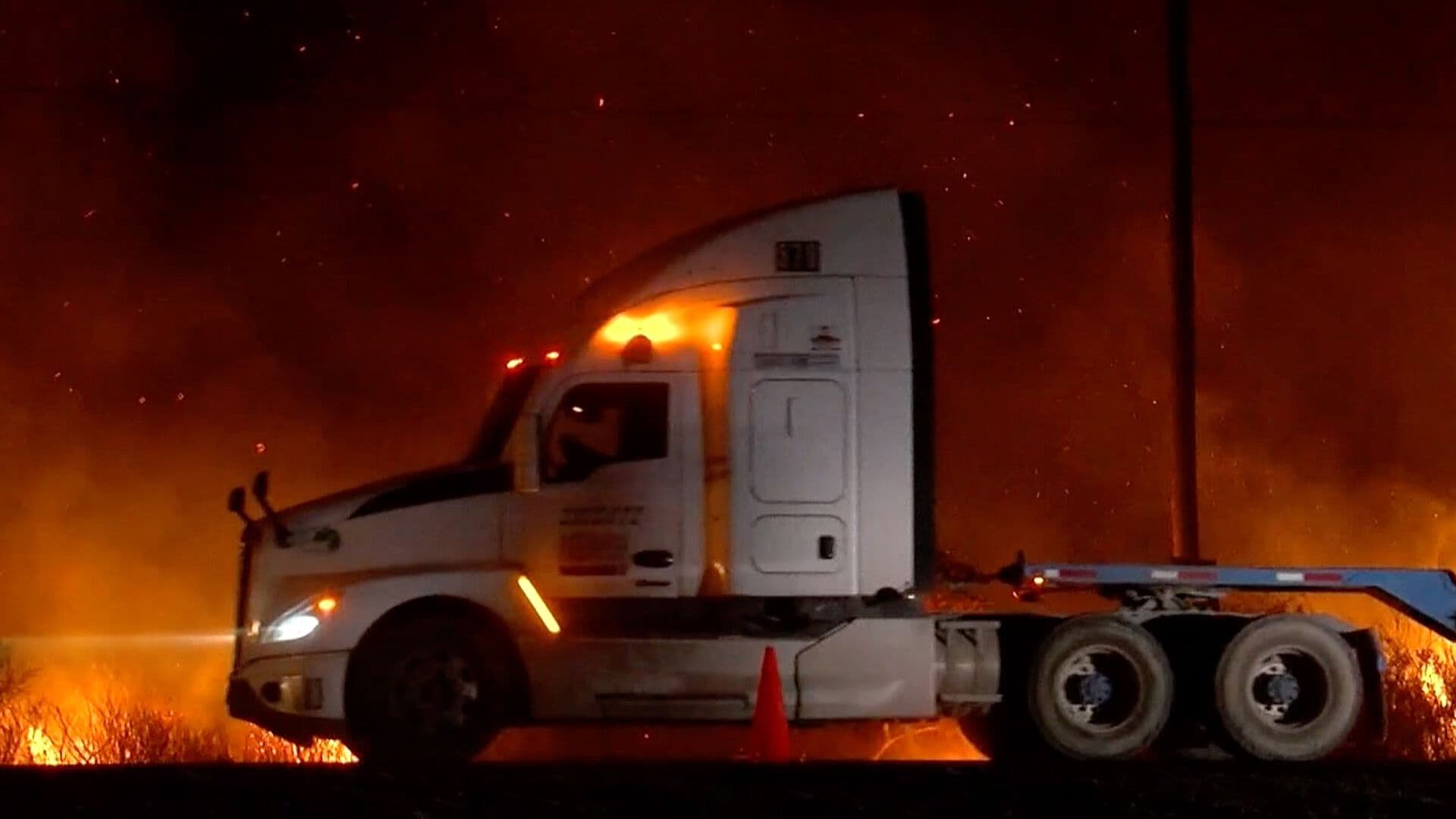 Se Incendia Caja de Tráiler en La Carretera de Ciudad Victoria,Tamaulipas