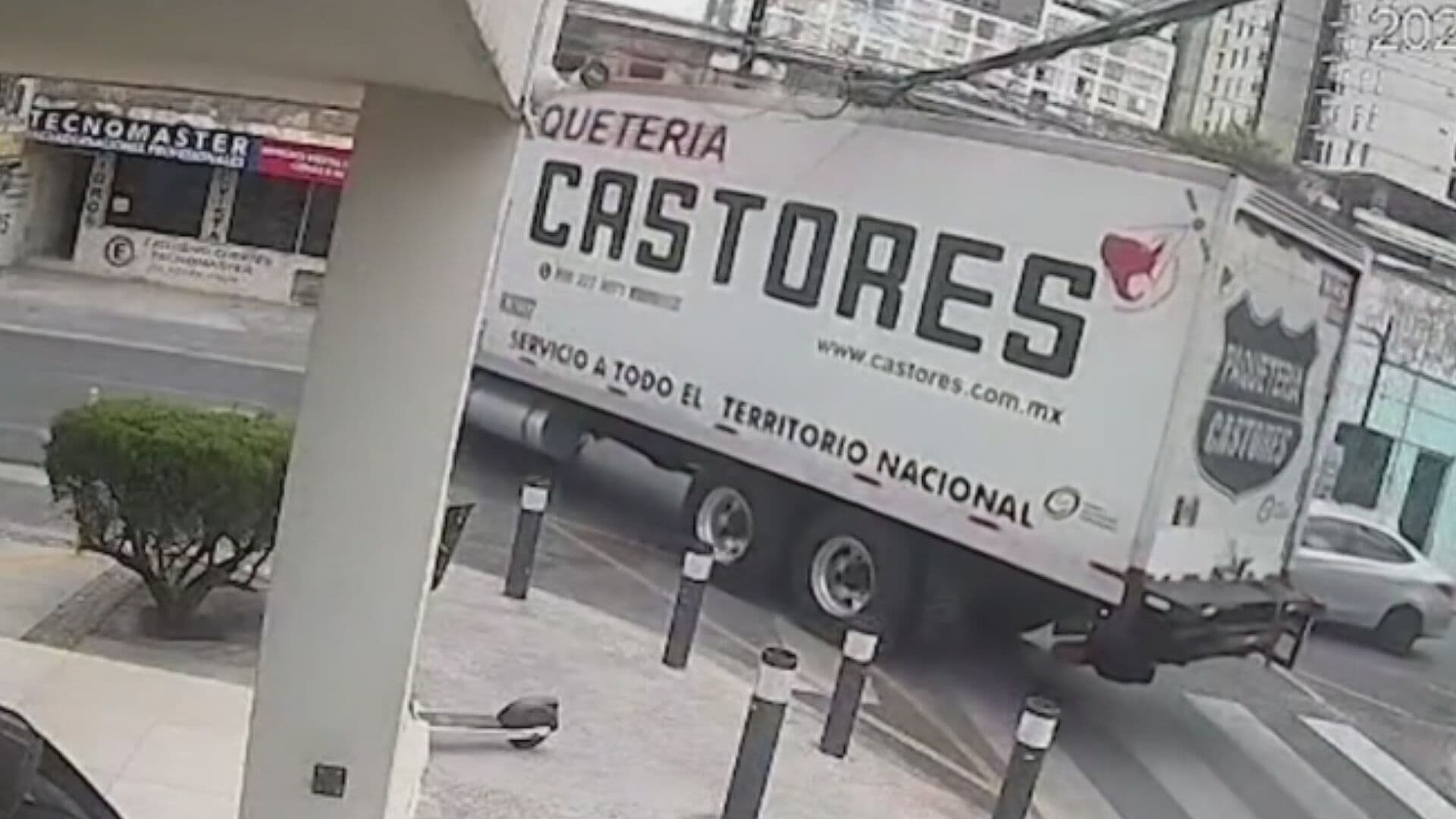 VIDEO | Camión de Mudanza Jala Cables, Provoca Corto Curcuito y Apagones en Monterrey