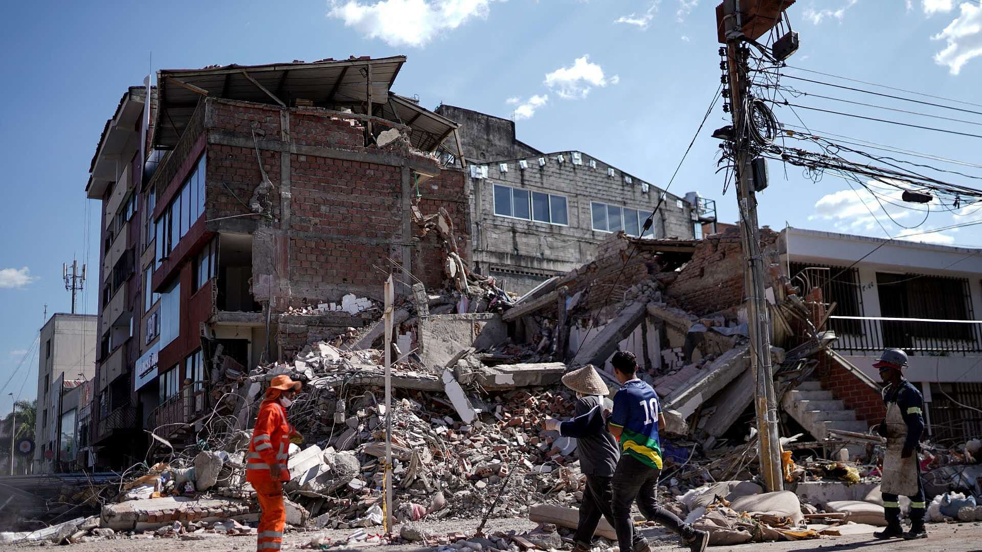'Gracias a Dios, Mucha Gente Pudo Salir': Habitante Afectado por Sismo en Cali Muestra Derrumbes