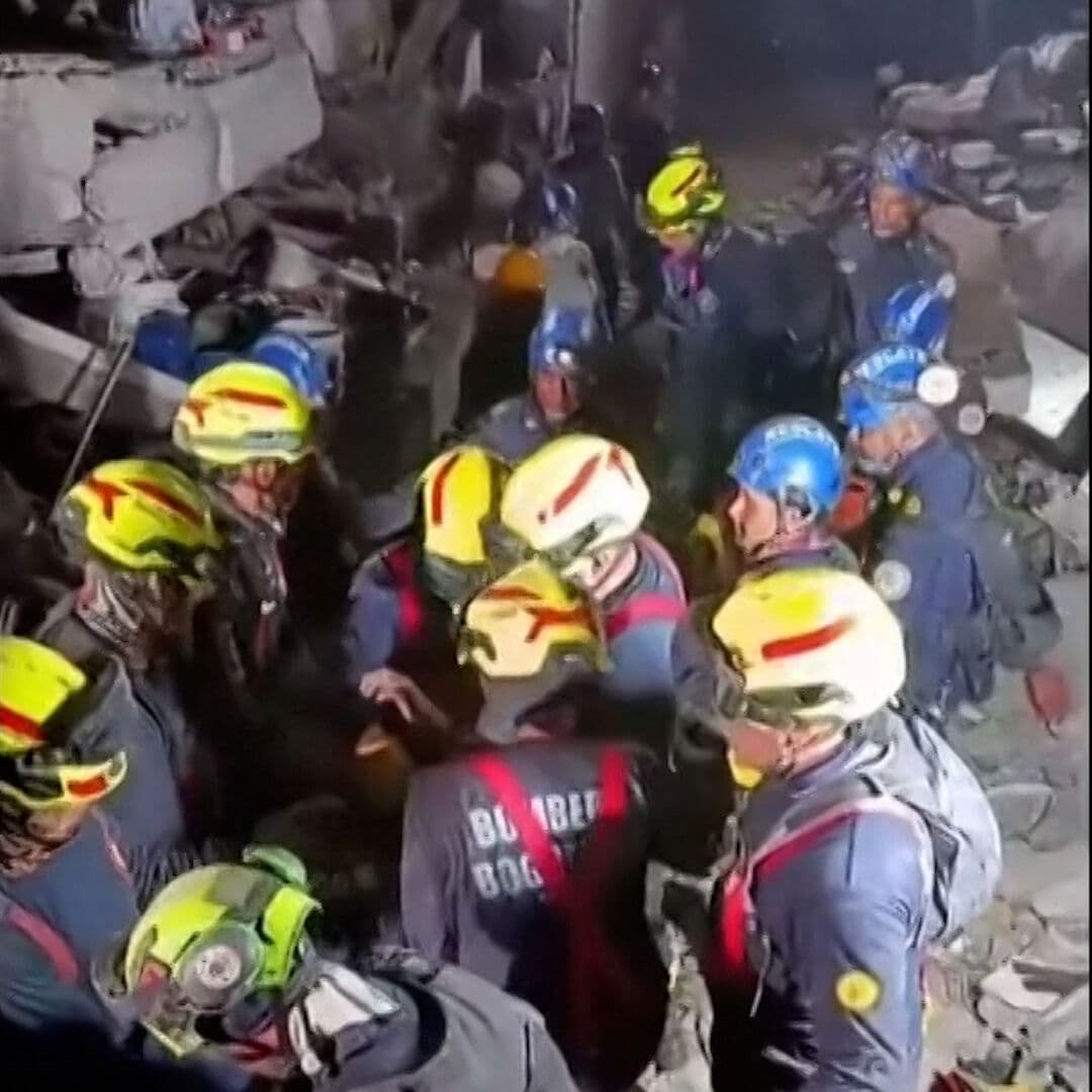 Rescatan a Hombre en Restos de Edificio en Colombia