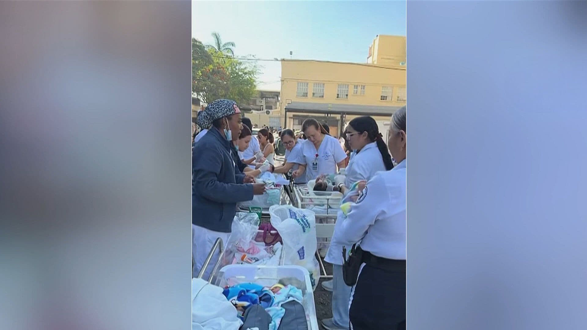 Personal de Pediatría en un Hospital de Cali Atiende a Recién Nacidos al Aire Libre tras Sismo