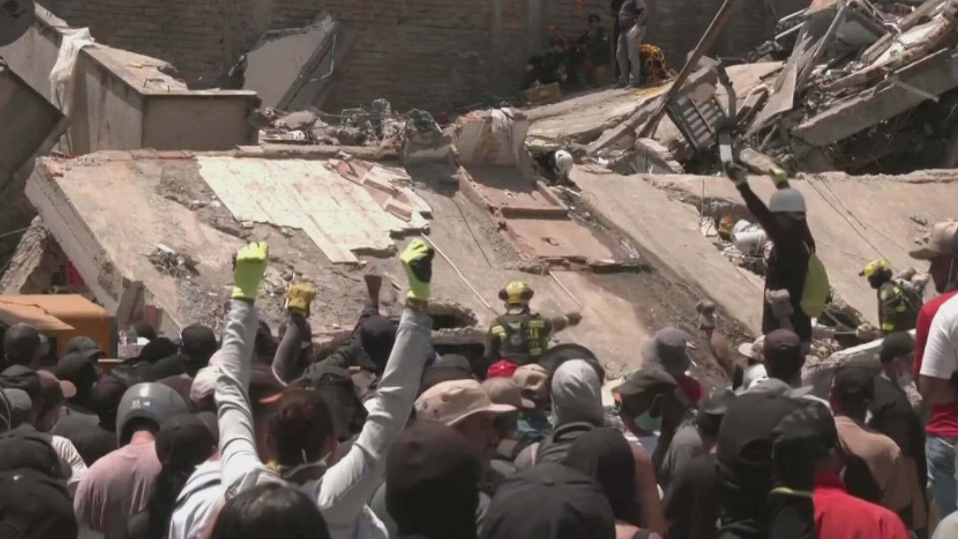 Temblor en Colombia: Surge Puño en Alto Durante las Labores de Rescate
