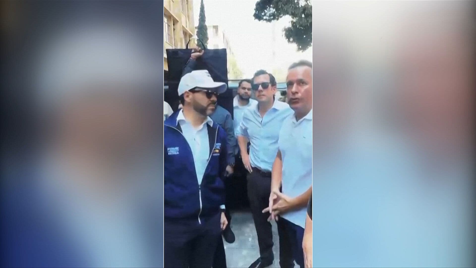 Abelardo De la Espriella Recorre las Calles de Colombia tras Terremoto de 7.4