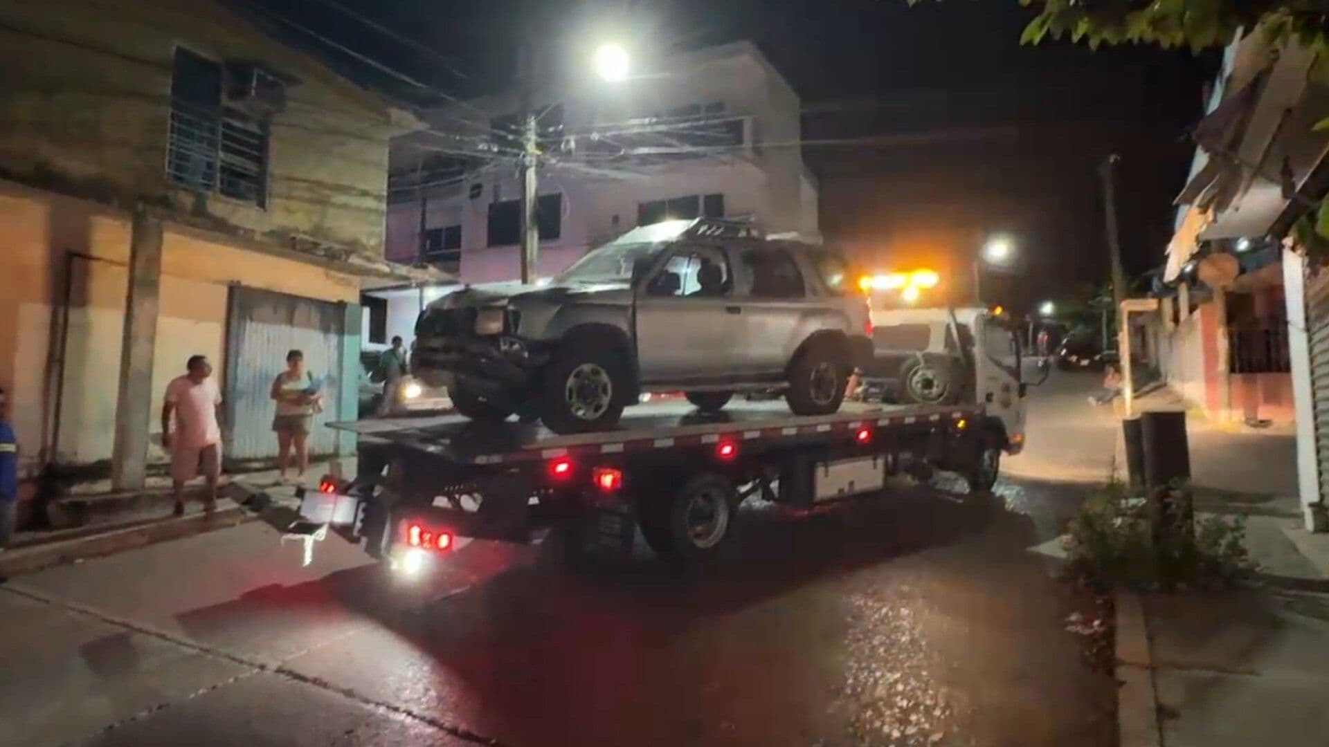 Camioneta Choca contra Vehículos y se Impacta contra Tienda de Abarrotes en Tuxpan