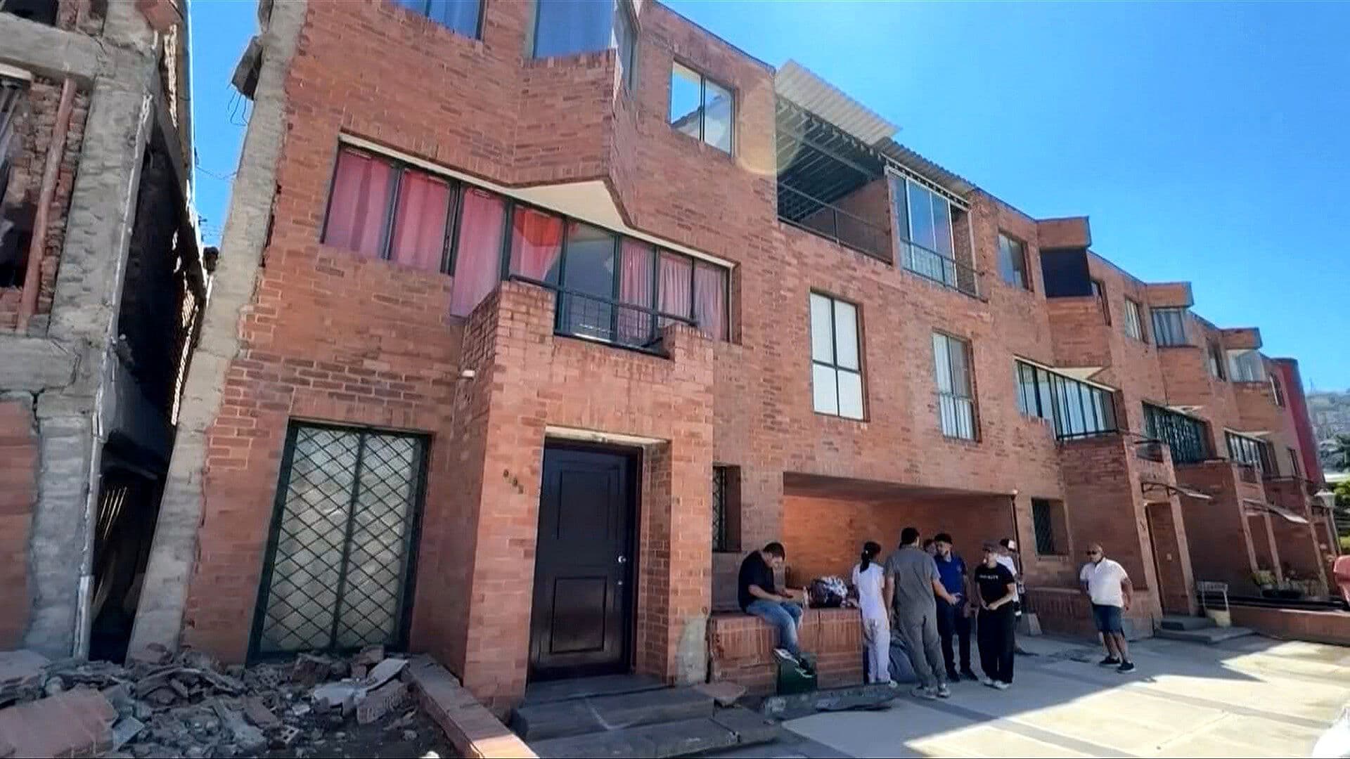 Así se Organizan Civiles para Buscar Víctimas y Retirar Escombros tras Sismo en Colombia