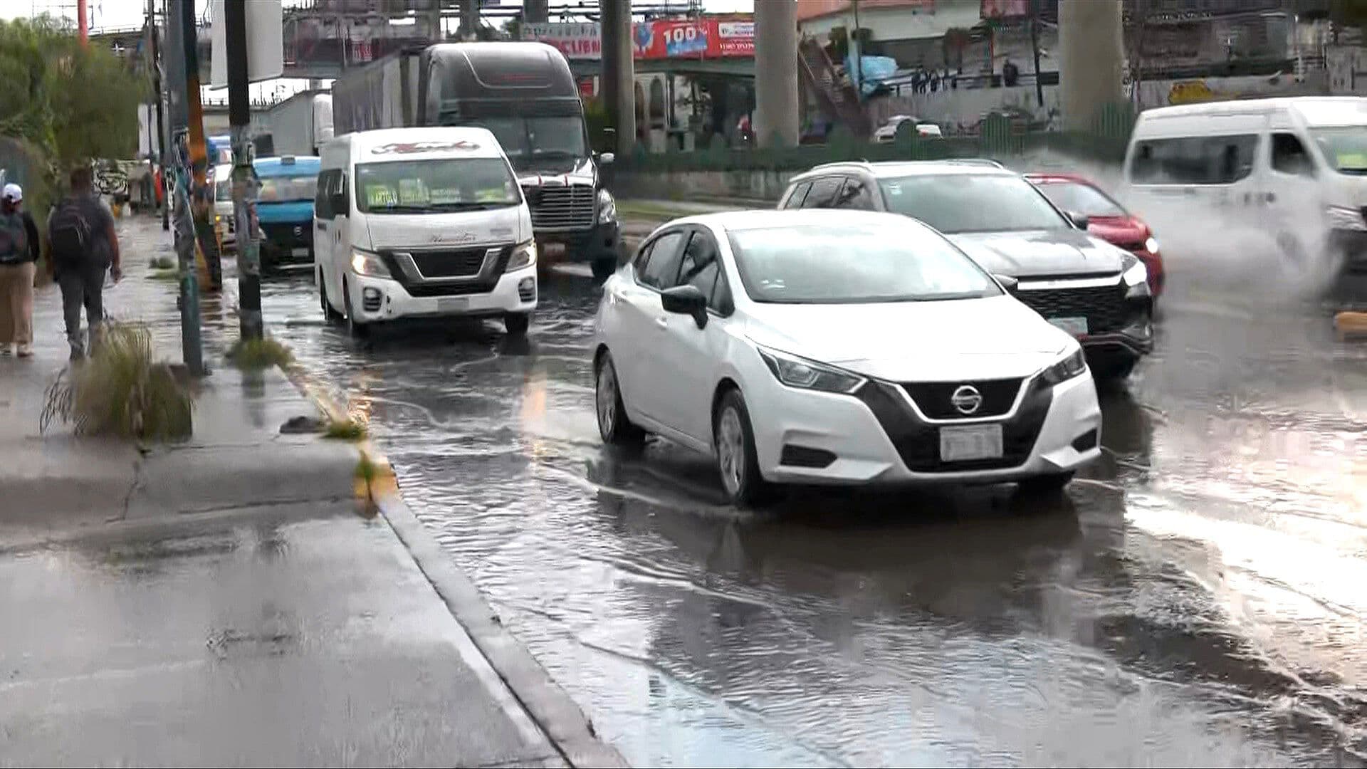 Lluvias en Coacalco Dejan Severos Encharcamientos en la Vía López Portillo, Edomex