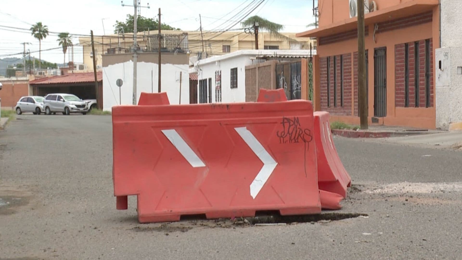 Aparece Socavón por Fuga de Drenaje de 6 Meses en Colonia San Benito de Hermosillo