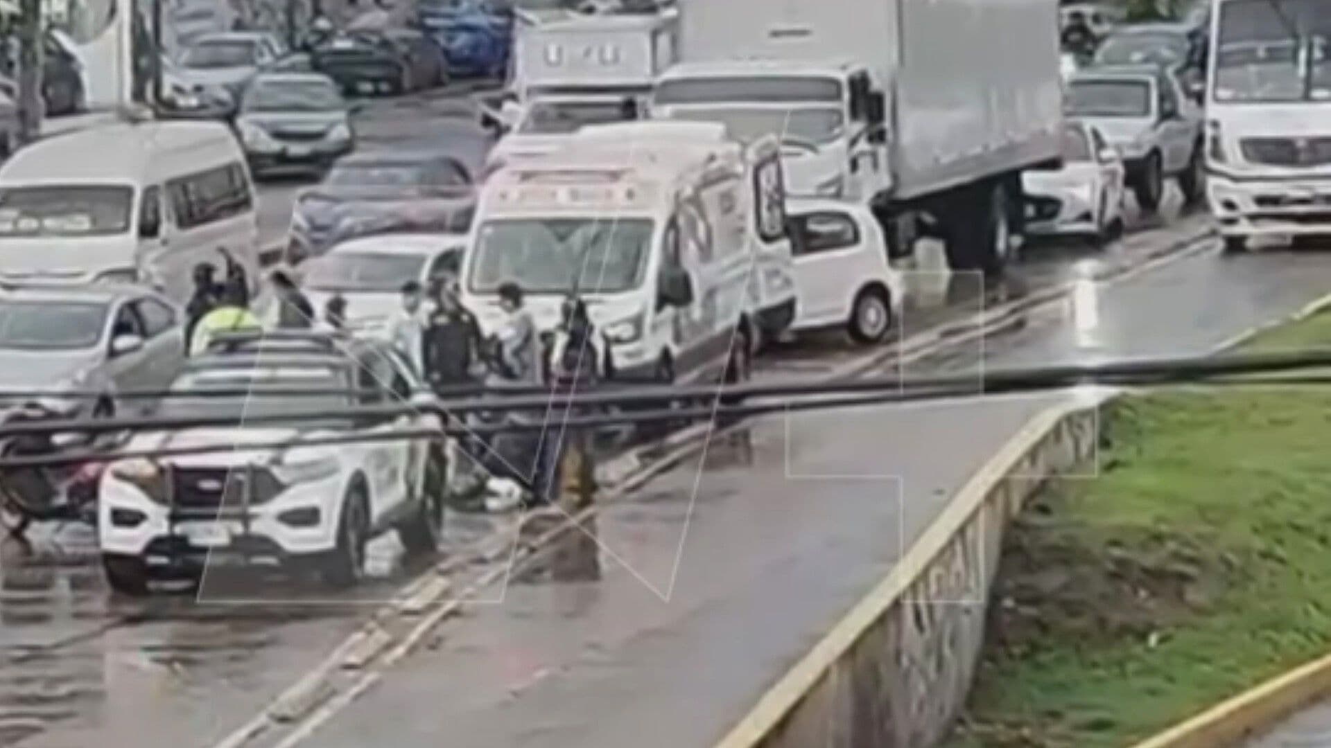 Motociclista Choca tras Invadir Carril Confinado del Mexibús en Coacalco