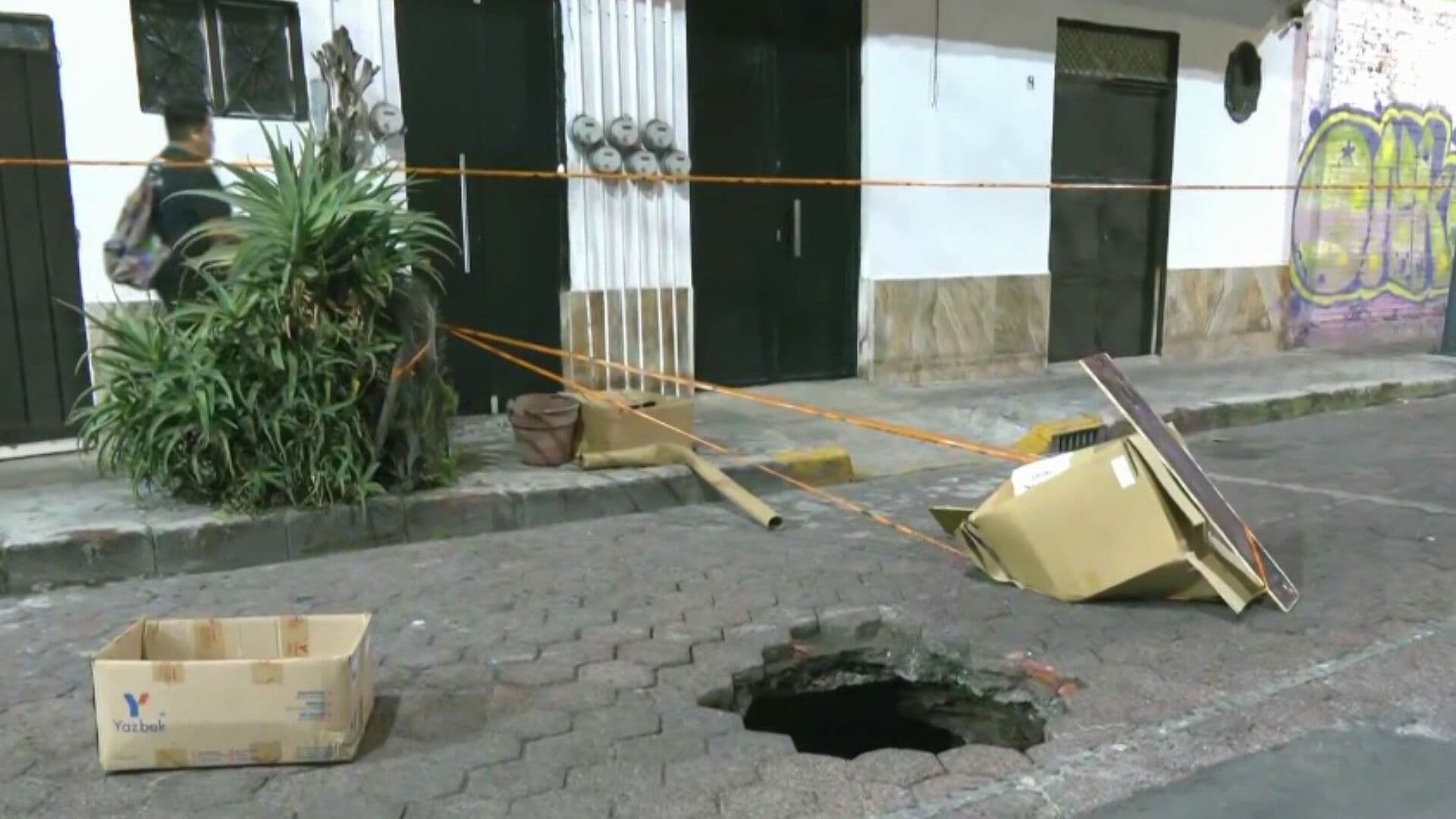 Denuncian Socavón en San Francisco Xilcantongo, en Iztacalco; Autoridades lo Acordonan con Cartón