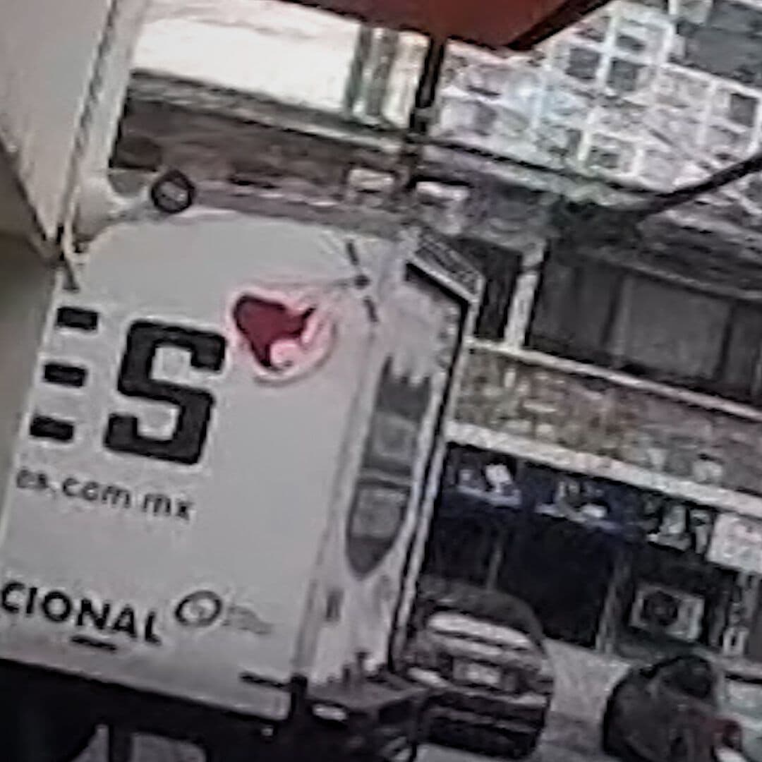 Camión Jala Cables y Deja sin Luz a Varias Casas