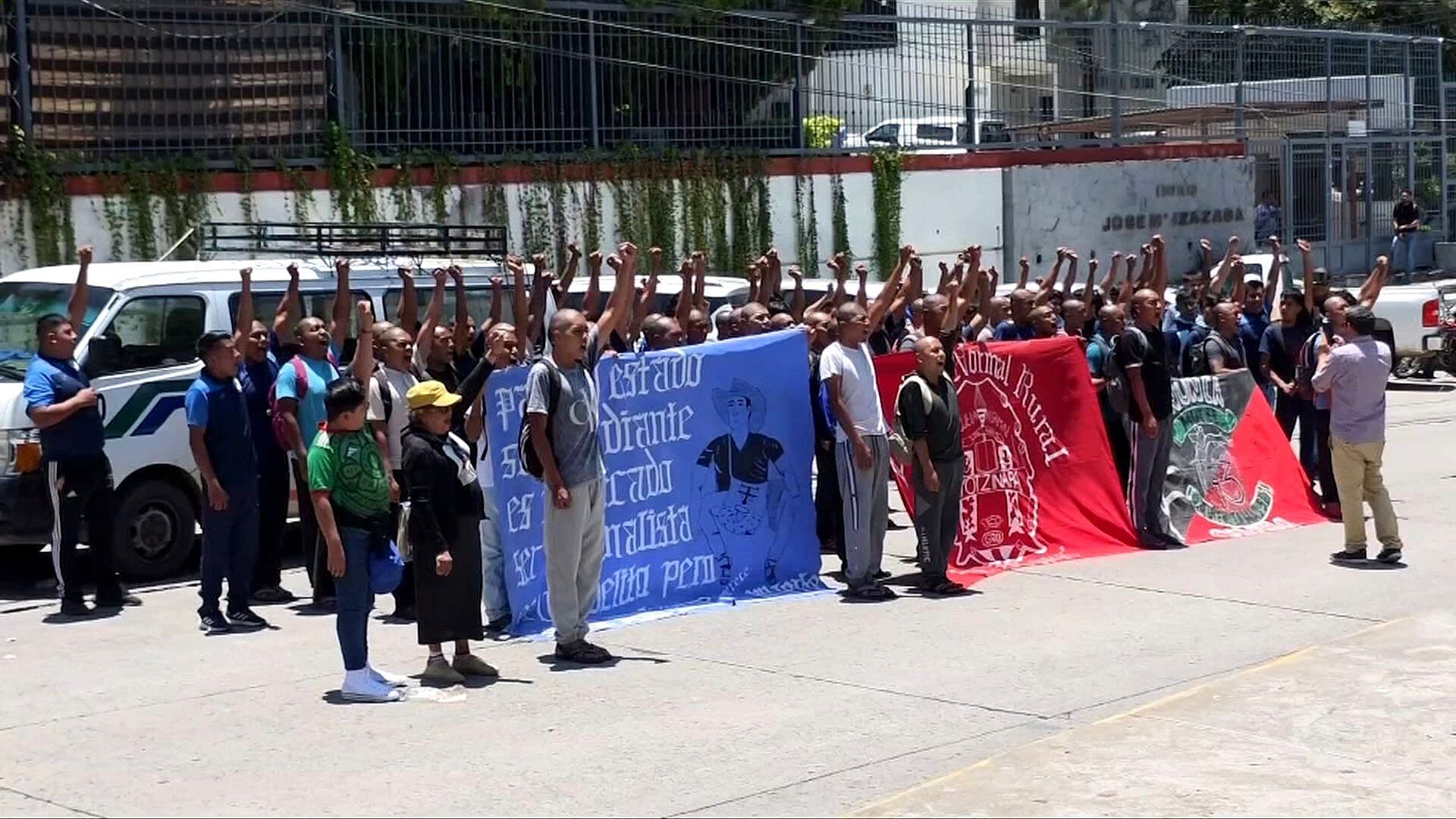Normalistas Exigen Detención de Funcionarios de Guerrero Implicados en Caso Ayotzinapa
