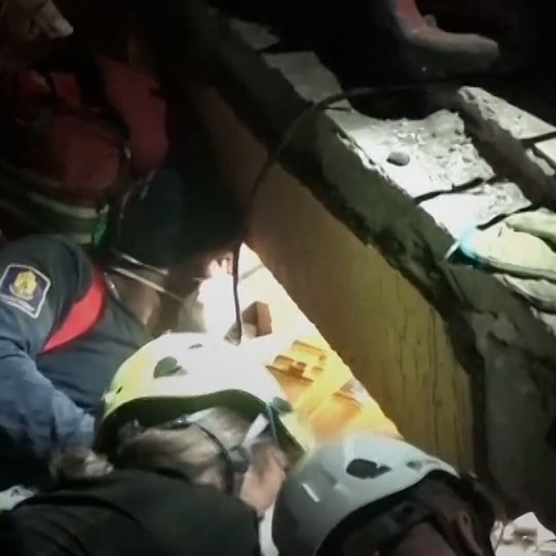 Rescatan a Mujer tras 36 Horas Debajo de Restos de Edificio