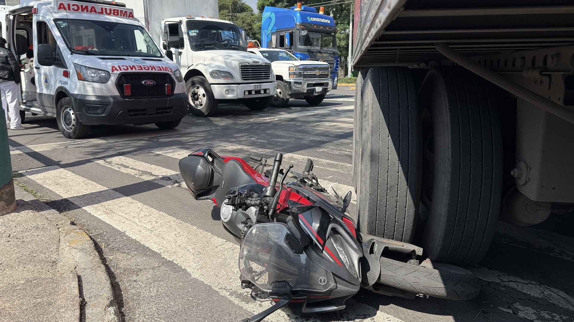 Fuerte Accidente Hoy en Eje Central, CDMX: Tráiler Atropella a Motociclista y lo Deja Herido