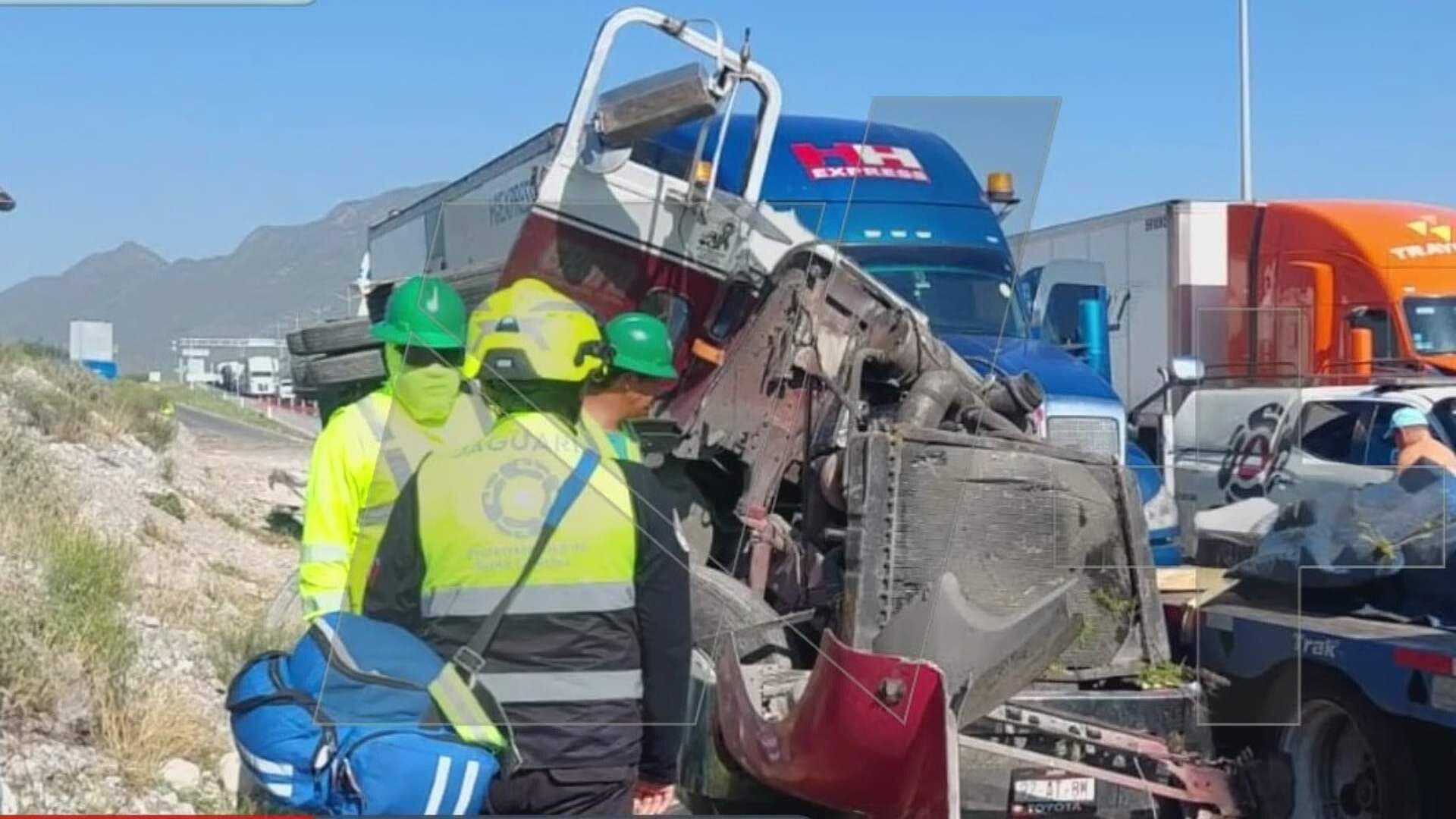 Deja Un Herido y Colapso Vial Choque de 4 Tráileres en Autopista a Saltillo en Santa Catarina