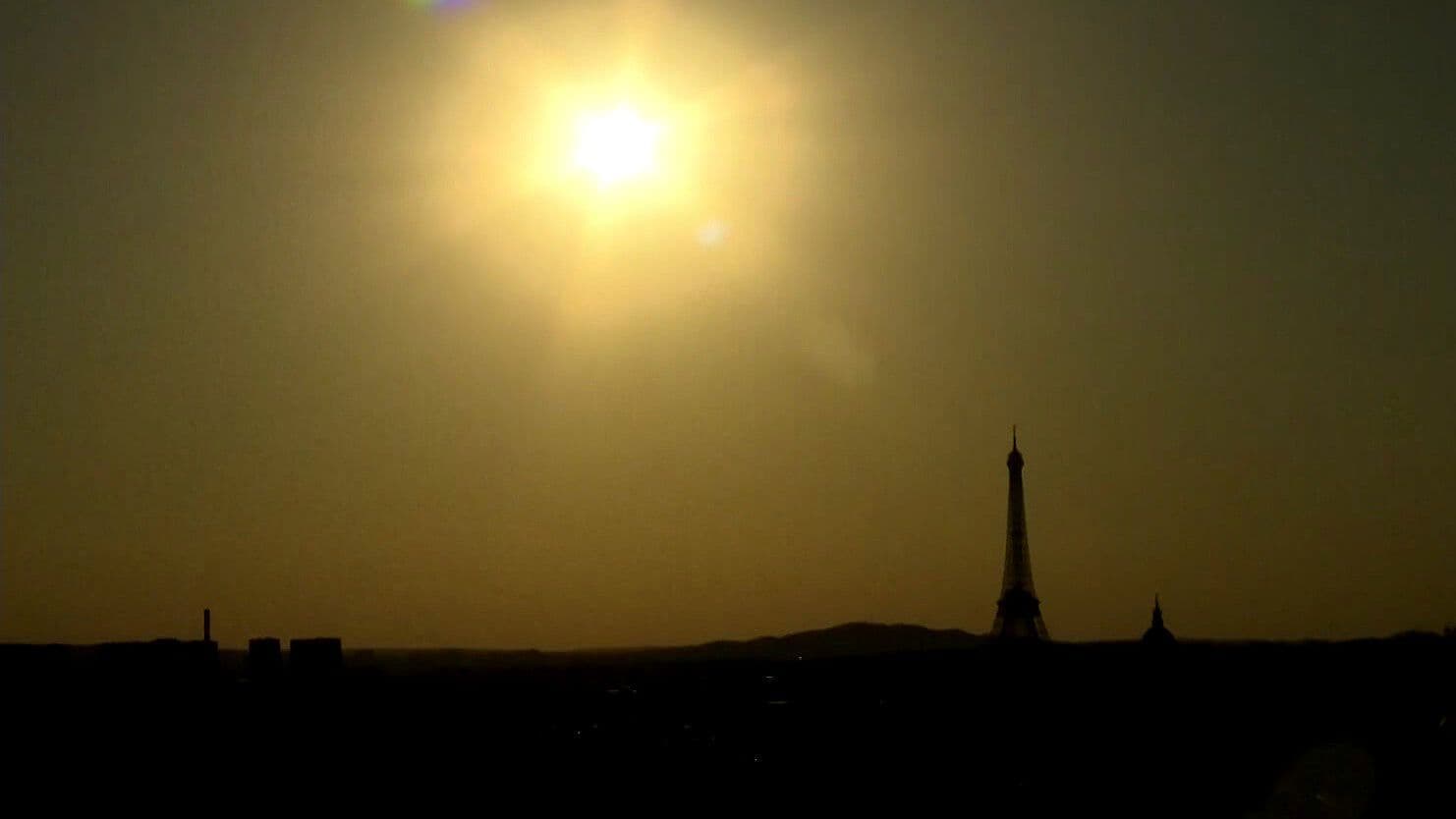 Así se Ve el Eclipse Solar Hoy en París; Fenómeno se Observa de Manera Parcial