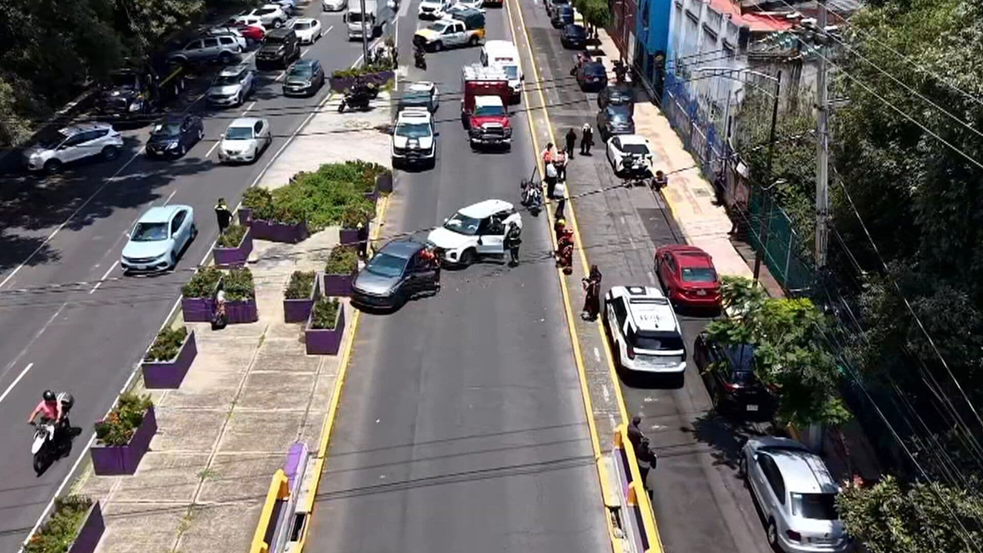 Aparatoso Choque Hoy en Av. Chapultepec; Mujer Queda Atrapada en su Auto