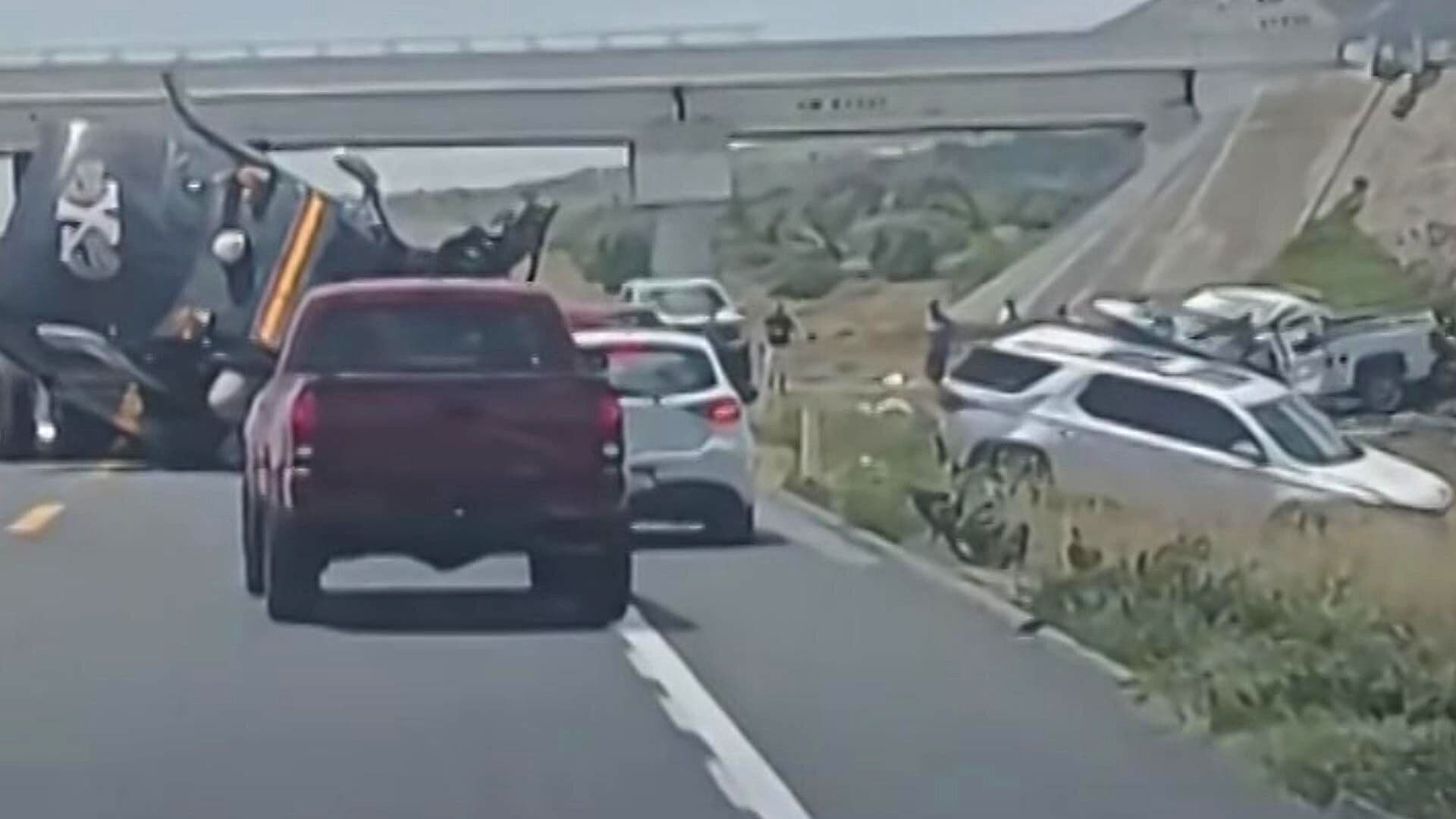Tráiler Choca contra Tres Vehículos en Oaxaca; Reportan una Persona Muerta