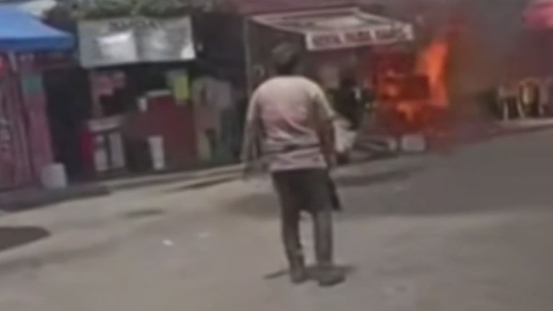 Incendio Hoy en Iztapalapa: Fuego Consume Puesto Semifijo en Paradero del Metro Santa Marta