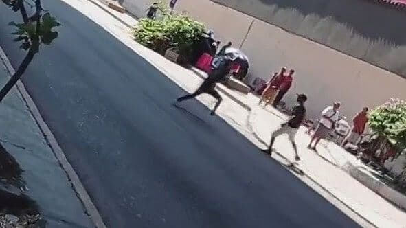 Pelean Usando Palos como "Espadas" en Avenida de Monterrey