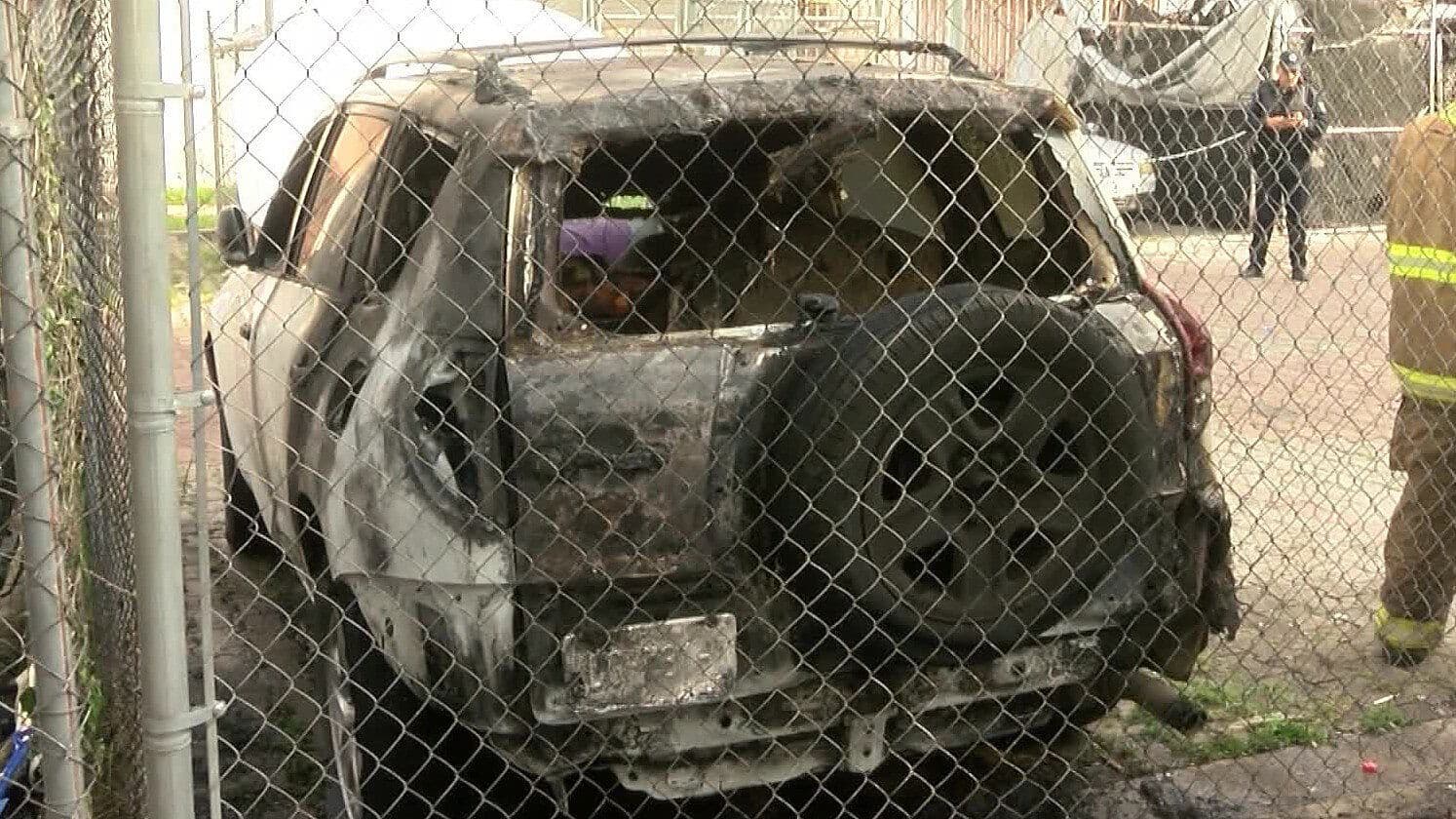 Reportan Incendio de una Camioneta en Guadalajara; Testigos Acusan a Hombre de Iniciar el Fuego