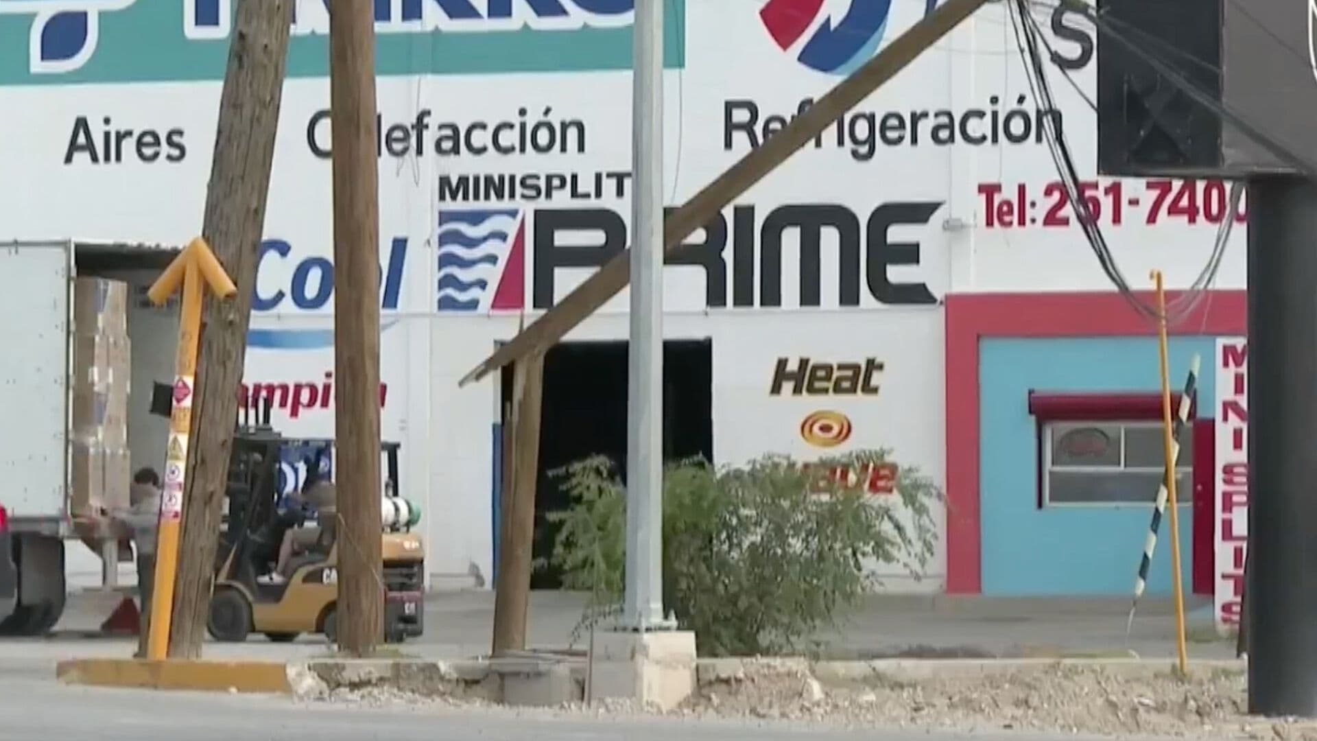 Camión de Construcción Parte Poste y Deja Cables Colgando en Gómez Morín en Cd. Juárez