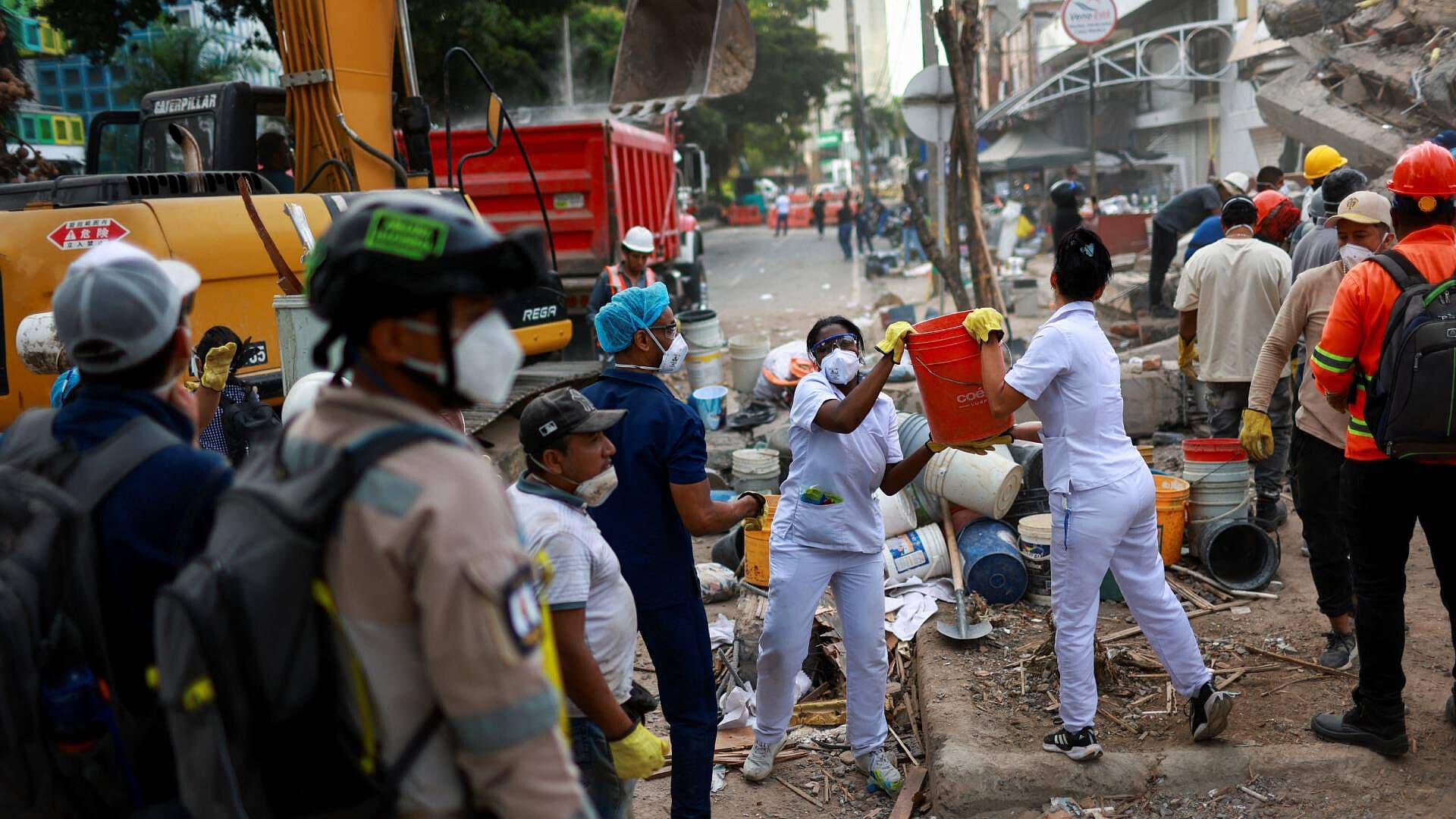 'Nadie Preguntó por Ellas': Rescatista Narra Cómo Salvó a Adultas Mayores tras Sismo en Colombia