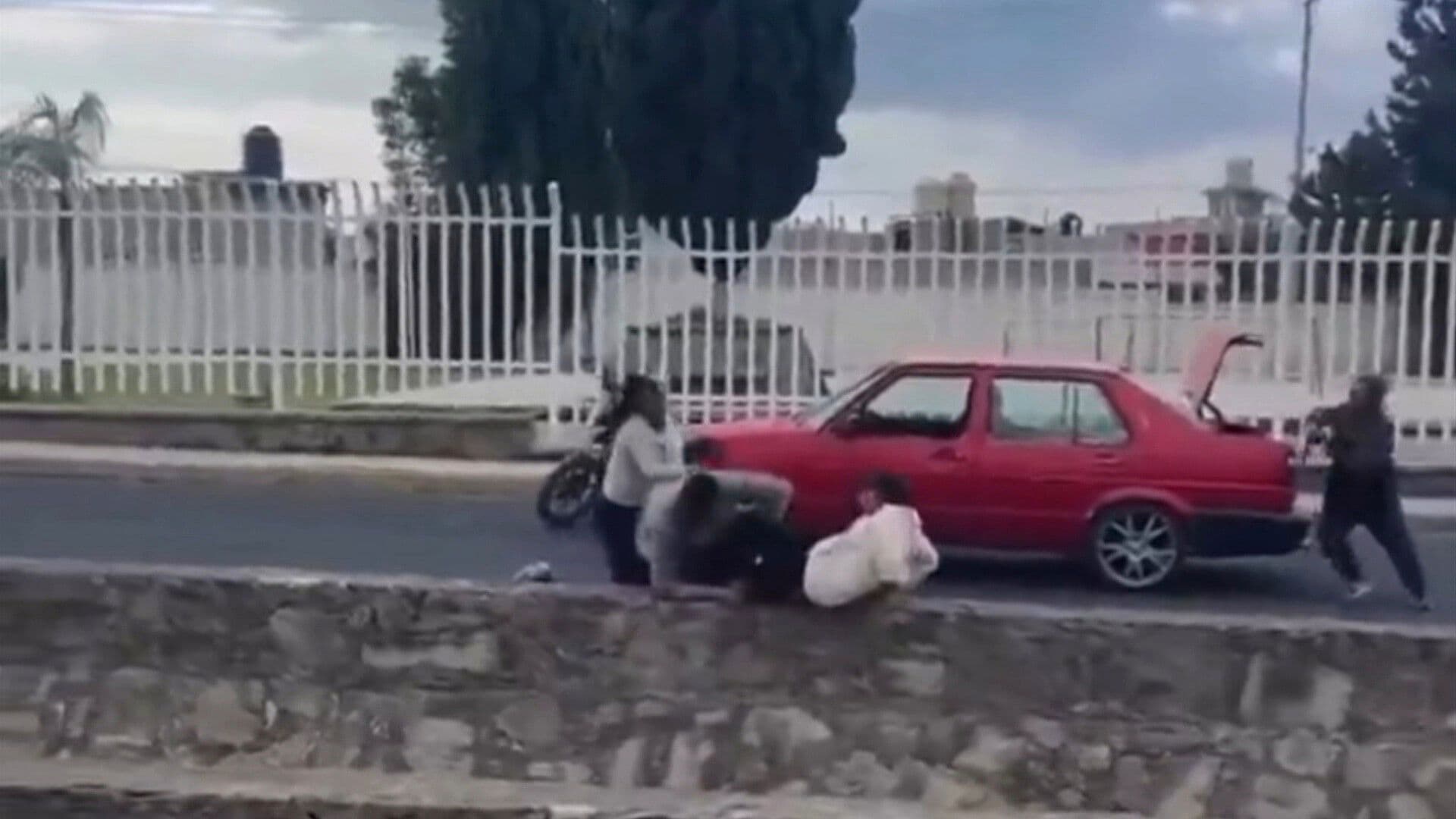 Aparatosa Pelea Familiar en Huamantla: Captan Agresión con Bate de Béisbol Tras Accidente