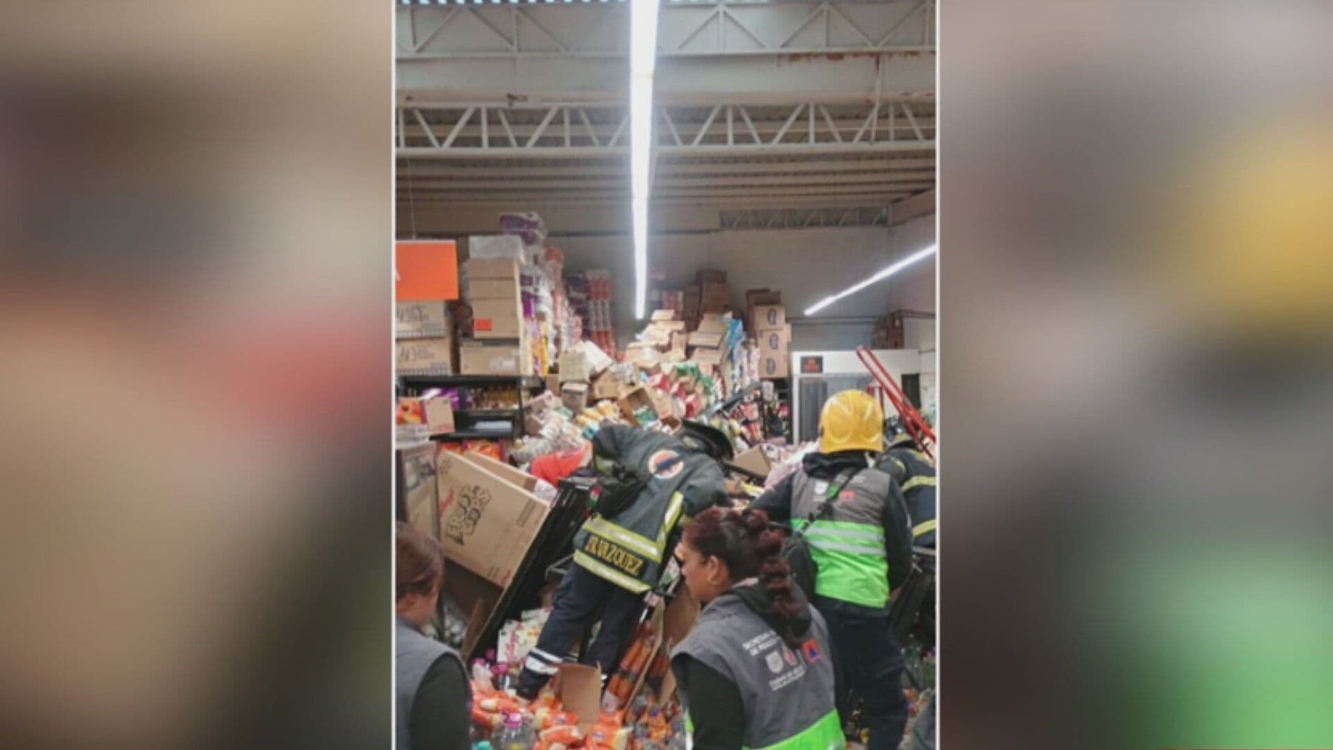 Rescatan Con Vida a Mujer Atrapada entre Anaqueles de Refrescos en Tienda de CDMX