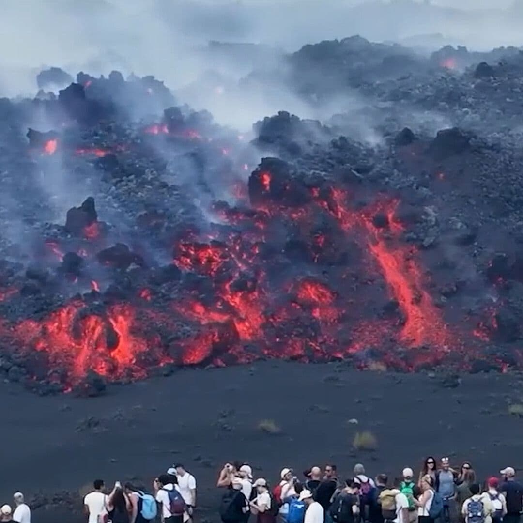 Turistas Llegan al Monte Etna para Ver Erupción