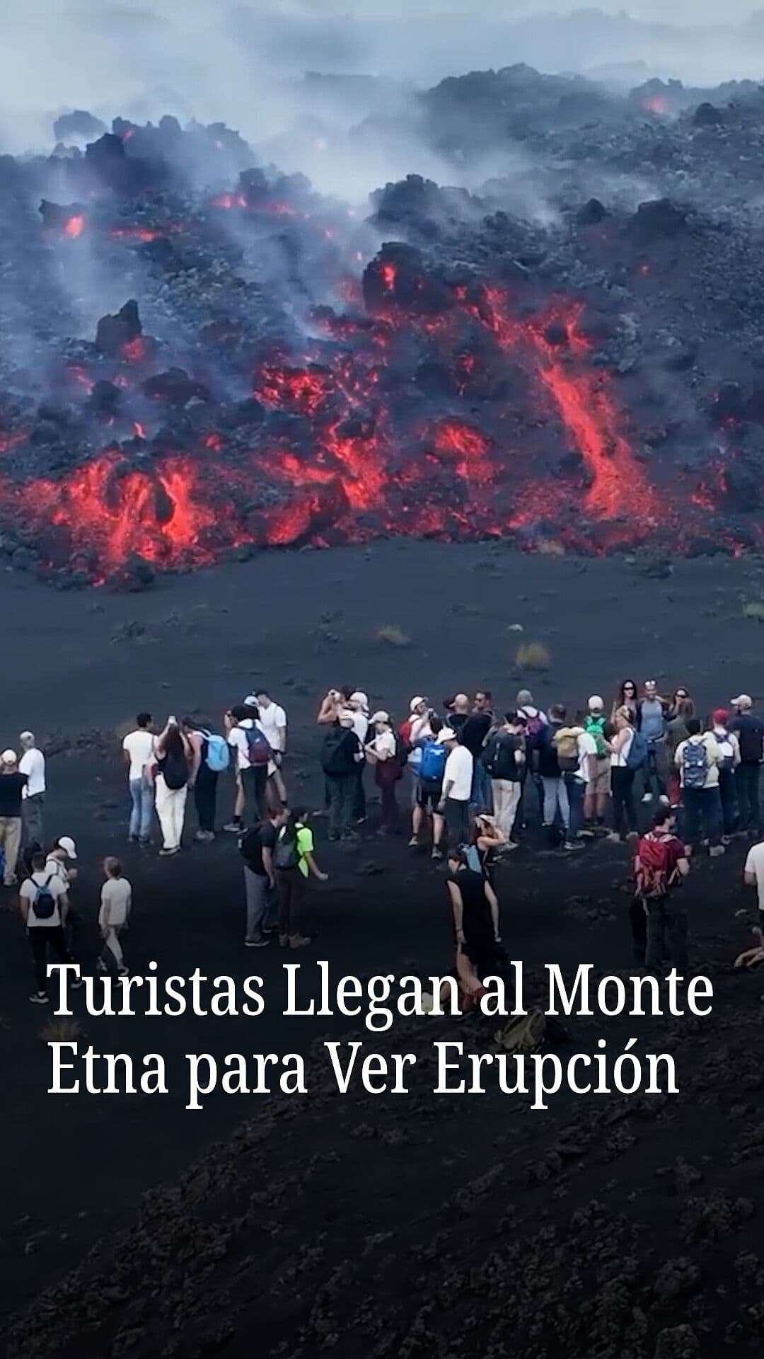 Turistas Llegan al Monte Etna para Ver Erupción