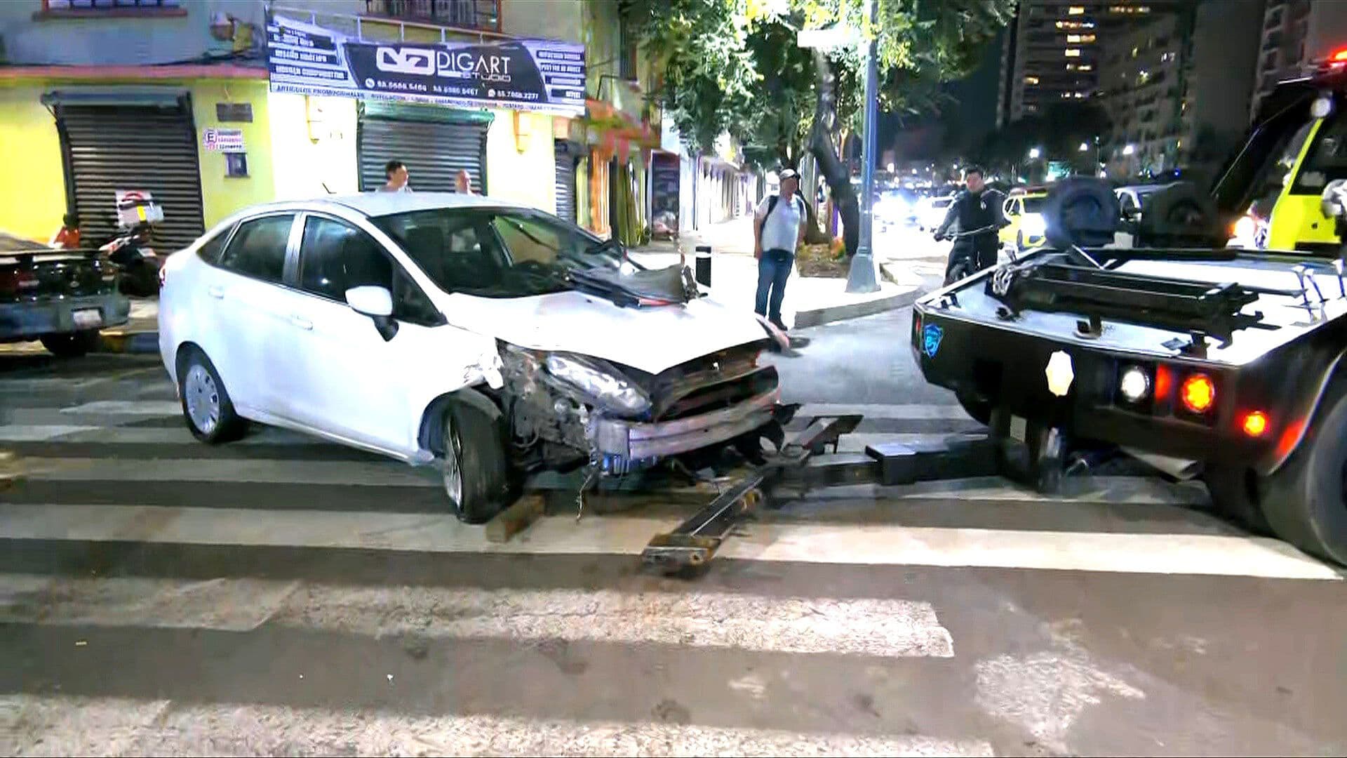 Autos que Echaban ‘Carreritas’ Provocan Fuerte Accidente en Calzada de Tlalpan, CDMX