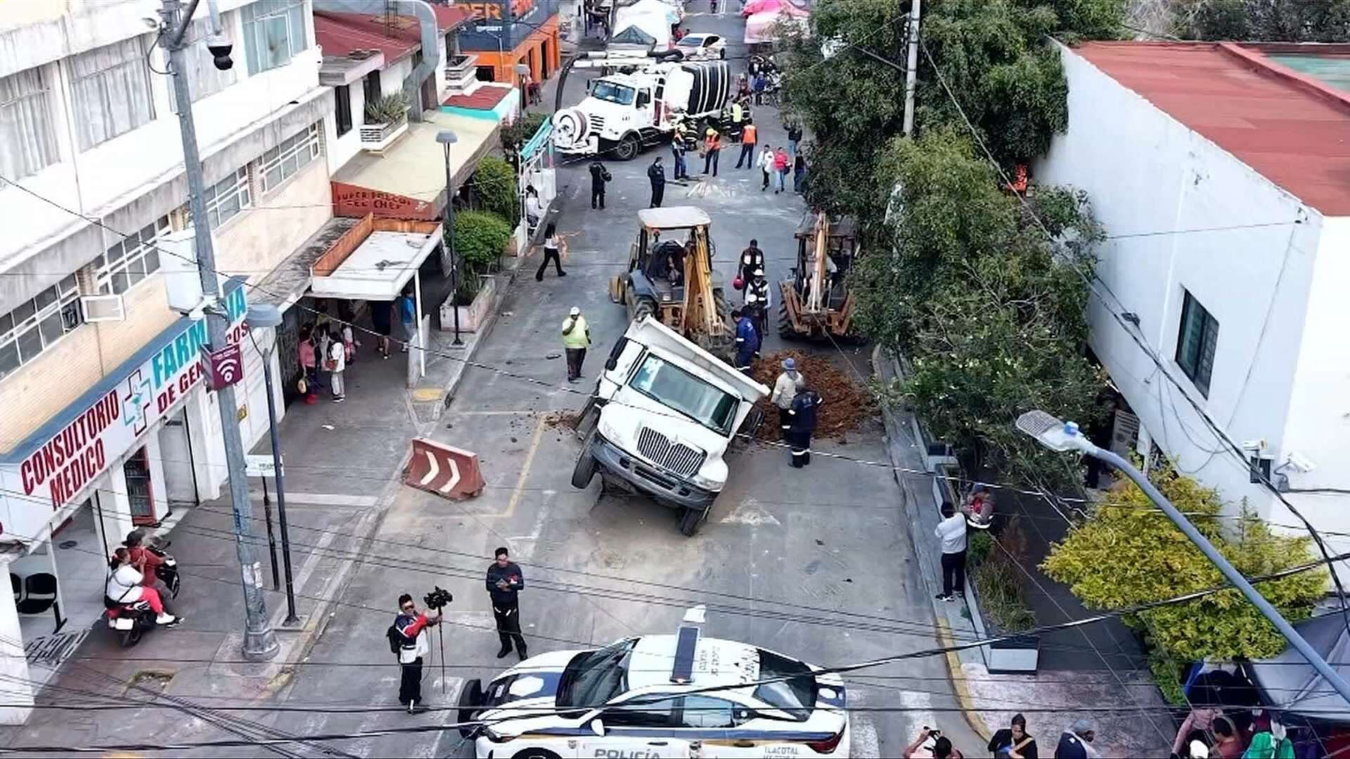 CRONOLOGÍA: Salen Ilesos Choferes de Vactor y Camión de Volteo tras Caer en Socavones, Iztacalco