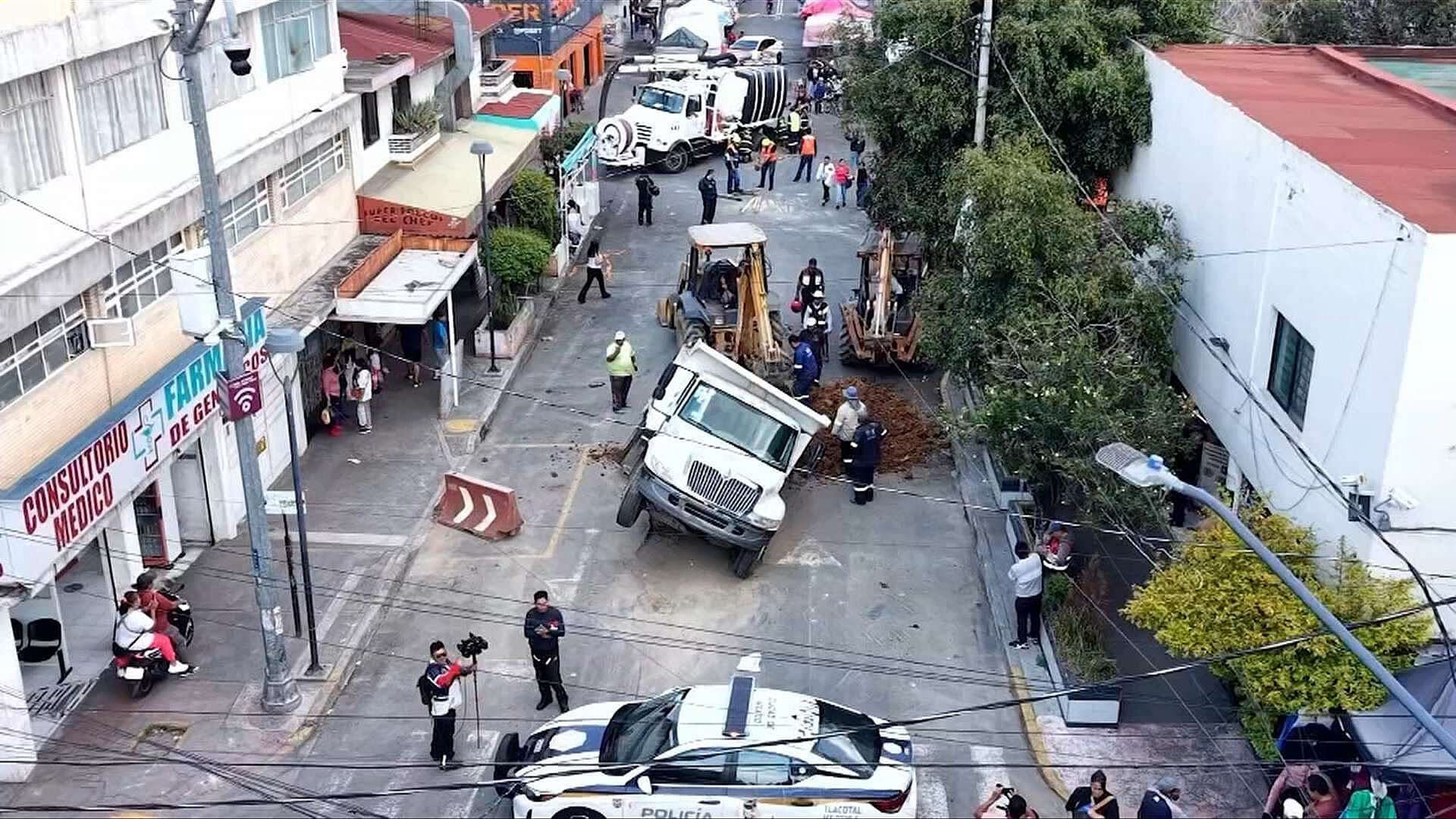 CRONOLOGÍA: Salen Ilesos Choferes de Vactor y Camión de Volteo tras Caer en Socavones, Iztacalco