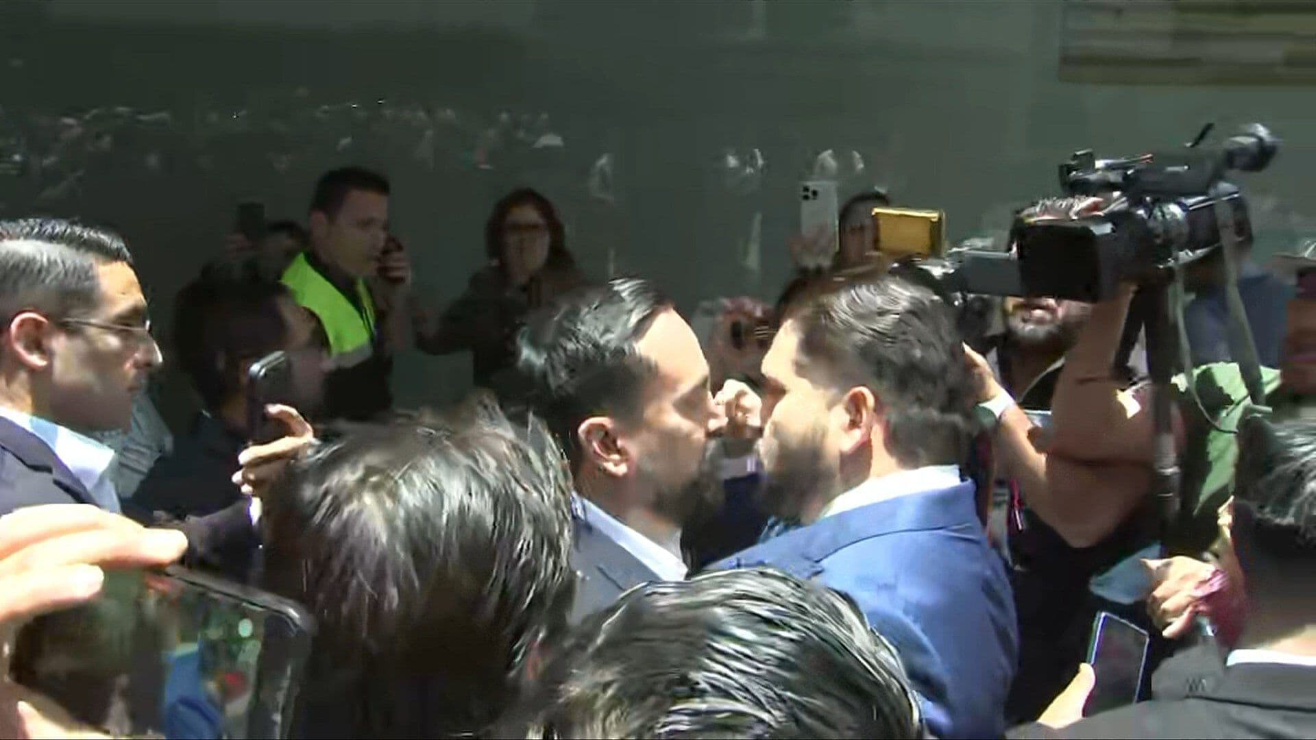 Así fue el Enfrentamiento entre Diputados de Morena y el PRI; Miembros del Senado Reaccionan