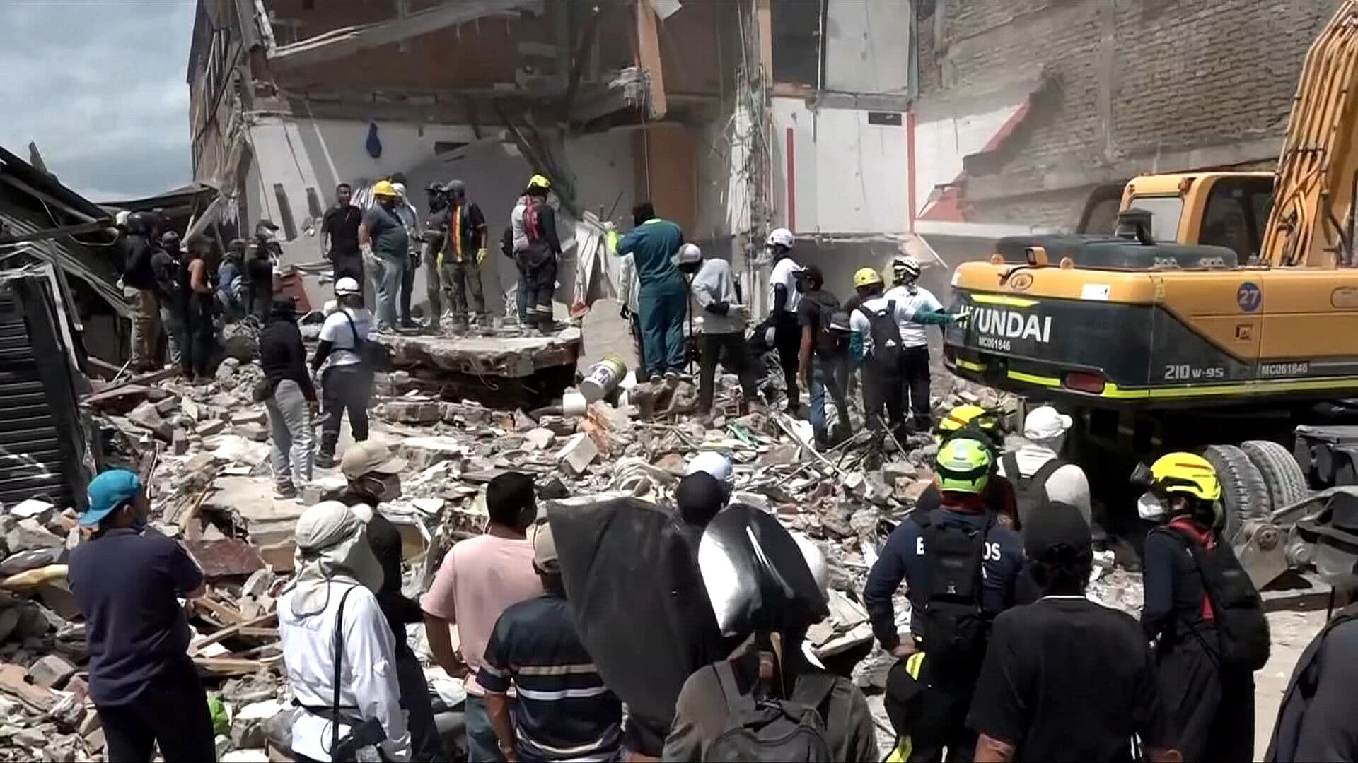 "Cuerpos se Están Pudriendo": Familias Narran Caos tras Sismo en Colombia
