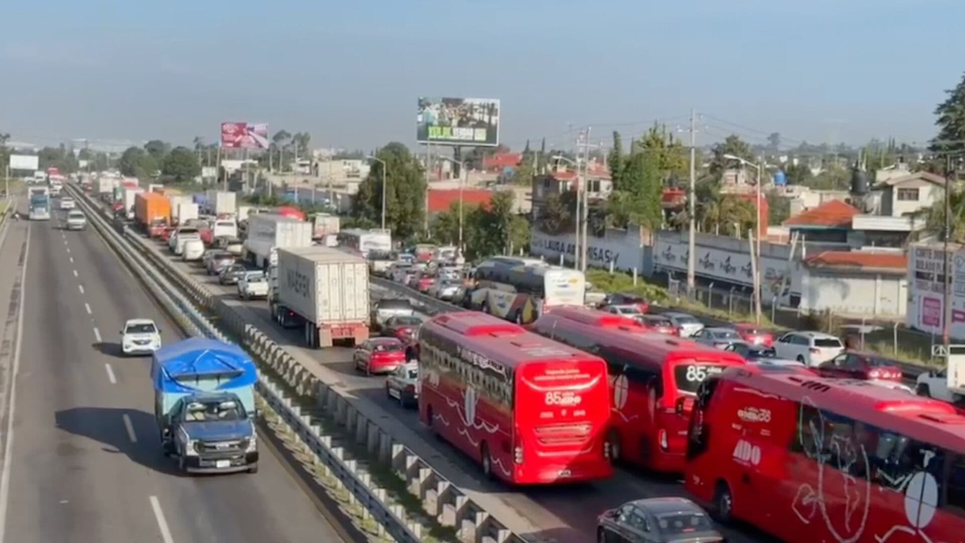 Autopista México Puebla Cerrada por Accidente Puente Xonacatepec Choque Motociclista y Automóvil