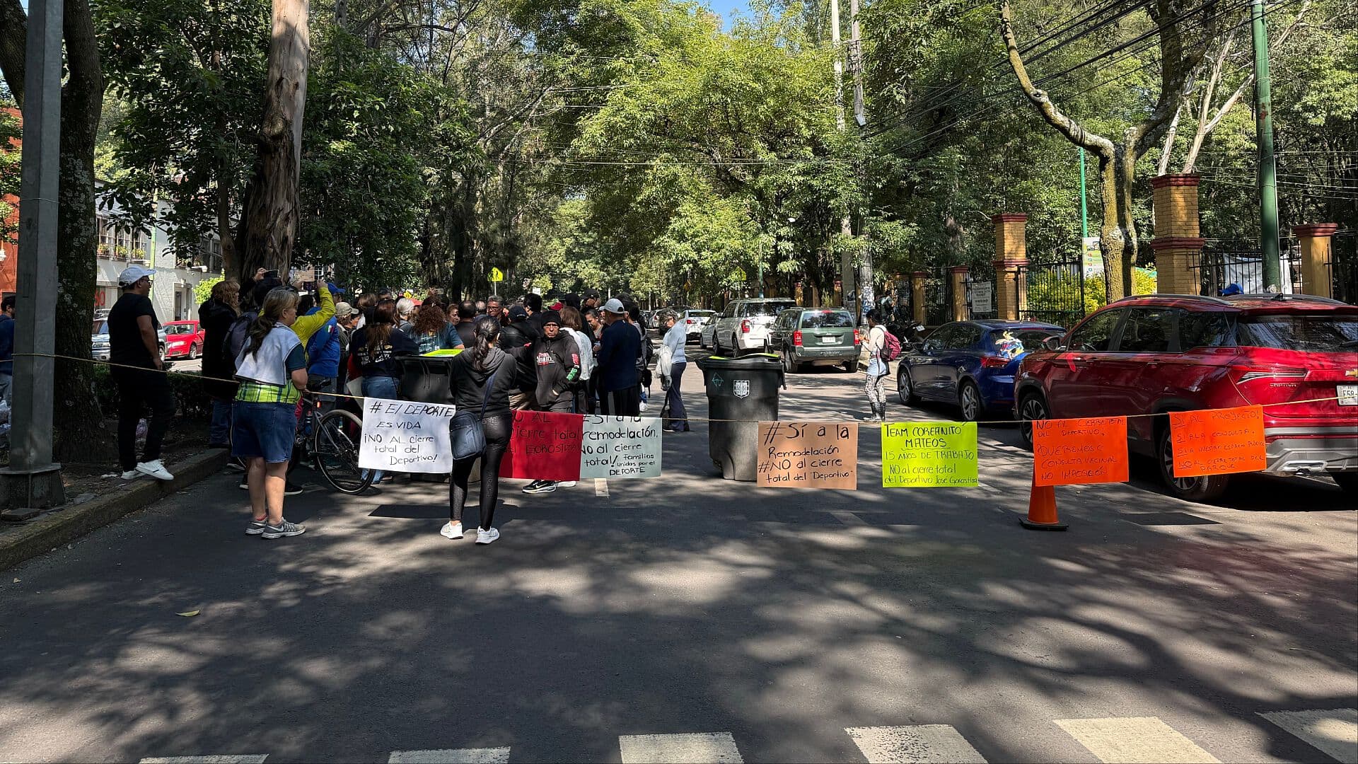 Usuarios de Deportivo Bloquean Calle Pérez Valenzuela en Coyoacán