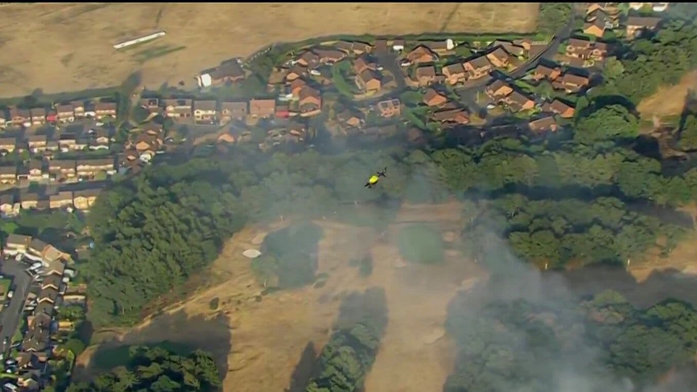 Incendio Arrasa Pastizales y Afecta Viviendas en Reino Unido; Bomberos lo Combaten la Emergencia