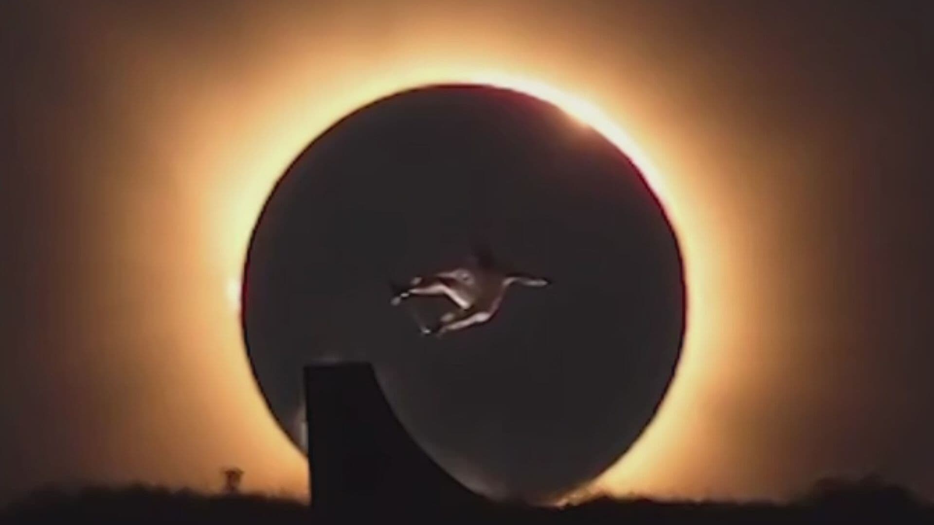 VIDEO | Skater Danny León Realiza Truco Durante el Eclipse Solar Total
